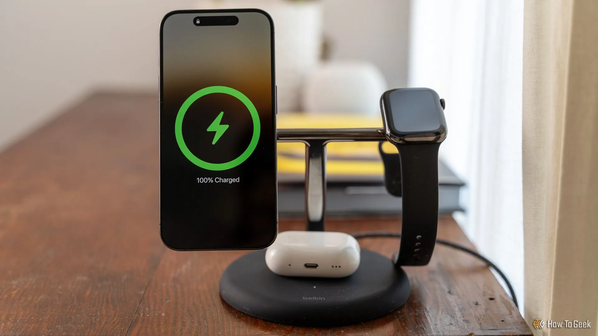 Bộ sạc không dây Belkin BoostCharge Pro 3 trong 1 với iPhone, Apple Watch và AirPods đang sạc, thể hiện khả năng căn chỉnh từ tính.