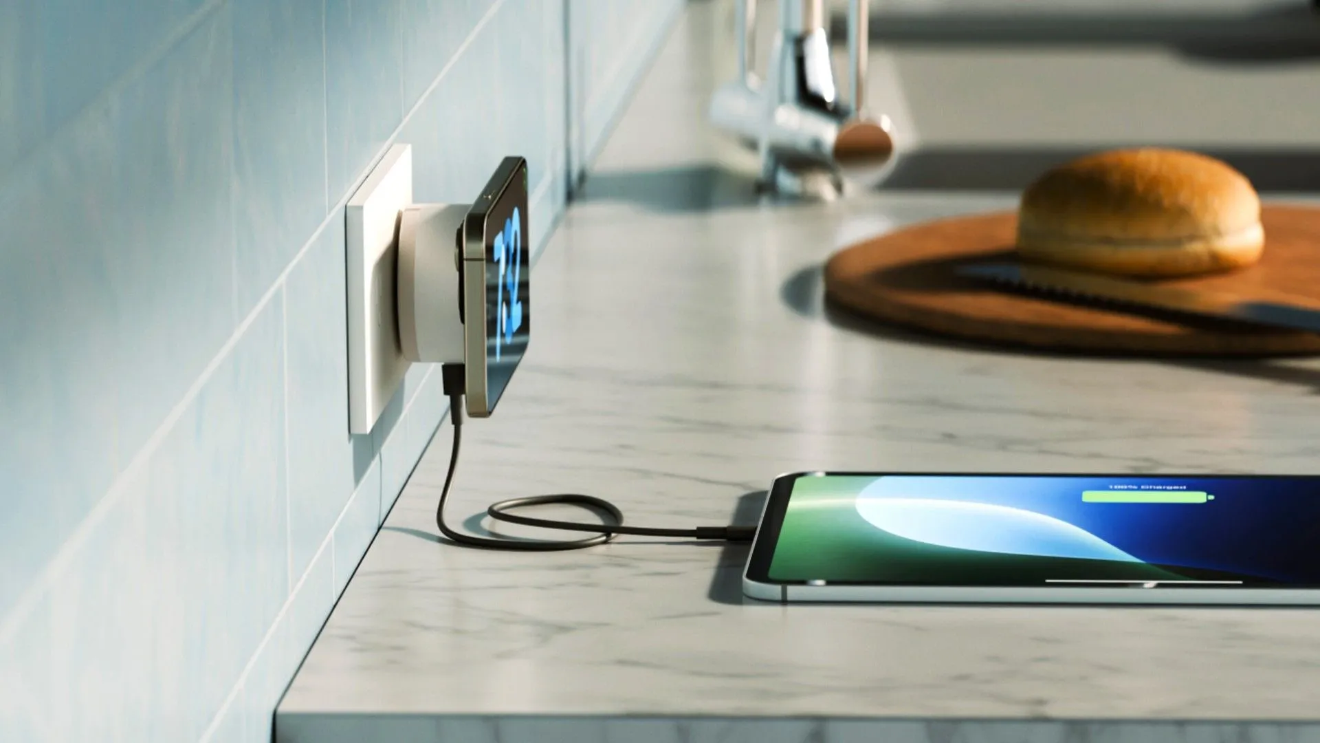 Bộ sạc TwelveSouth PowerBug với điện thoại và iPad được kết nối