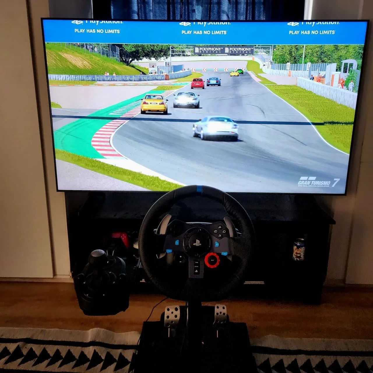 Bộ vô lăng đua xe mô phỏng và pedal được thiết lập để chơi Gran Turismo, mang lại trải nghiệm lái xe chân thực và nhập vai.