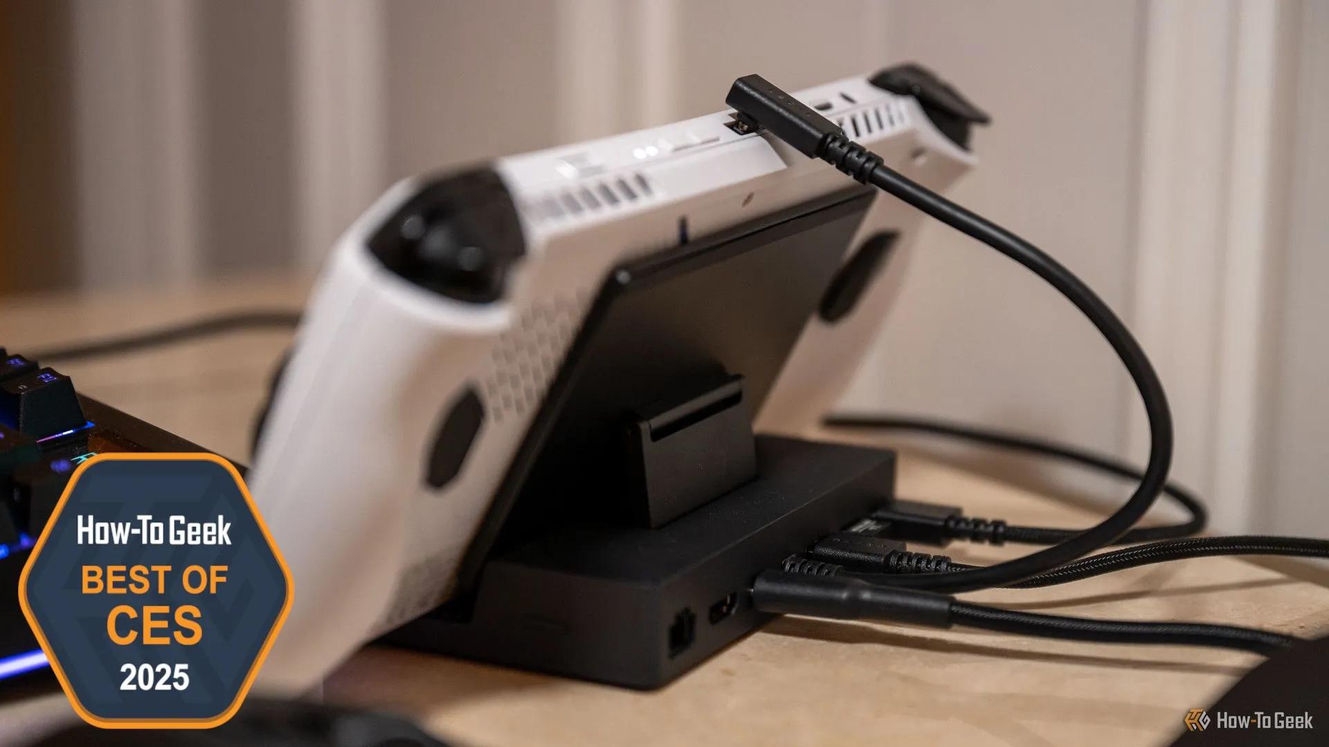 Các cổng kết nối đa dạng trên dock chơi game Razer Handheld Dock Chroma hỗ trợ Steam Deck và di động