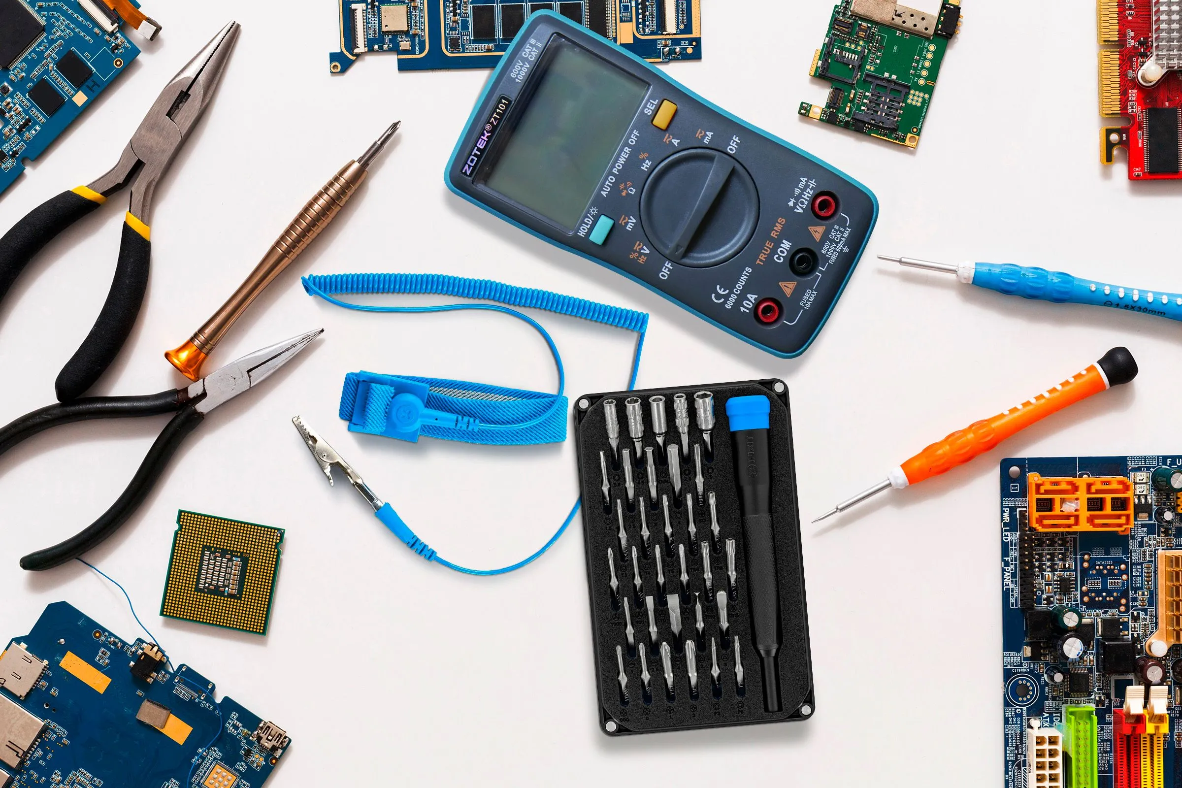 Các dụng cụ sửa chữa và vệ sinh PC được đặt trên một bề mặt làm việc, bao gồm tua vít, nhíp, và các công cụ khác.