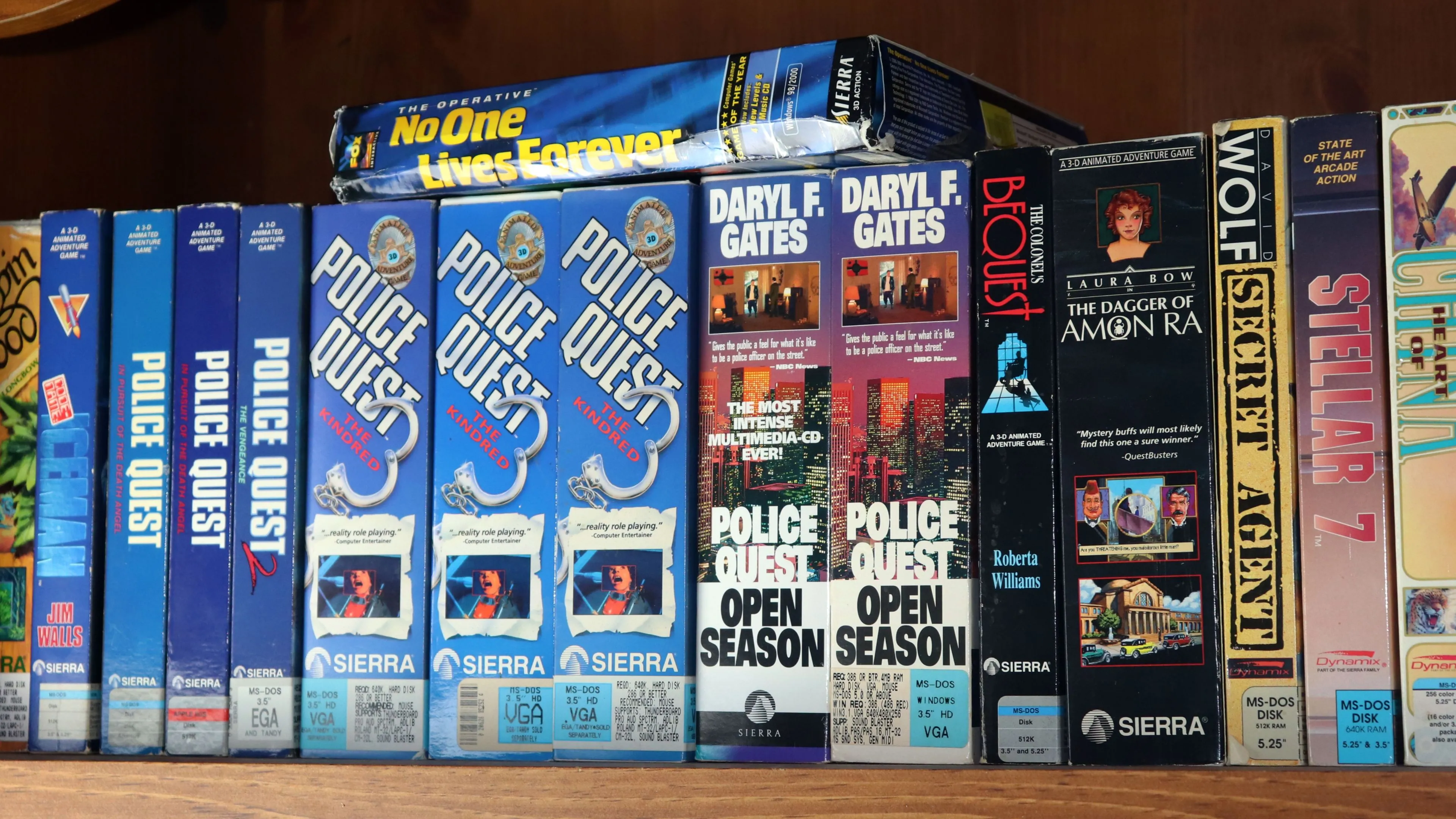 Các hộp game PC cổ điển, kích thước lớn, được xếp gọn gàng trên kệ tại một cửa hàng bán lẻ, thể hiện sự đa dạng của thị trường game vật lý