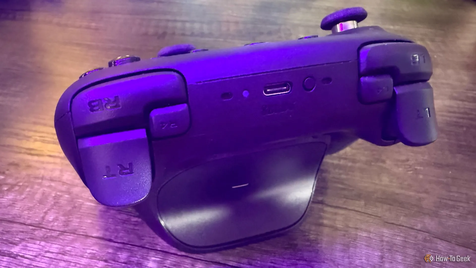 Các nút bumper và cò trigger của tay cầm 8BitDo Ultimate 2 Wireless với thiết kế mới