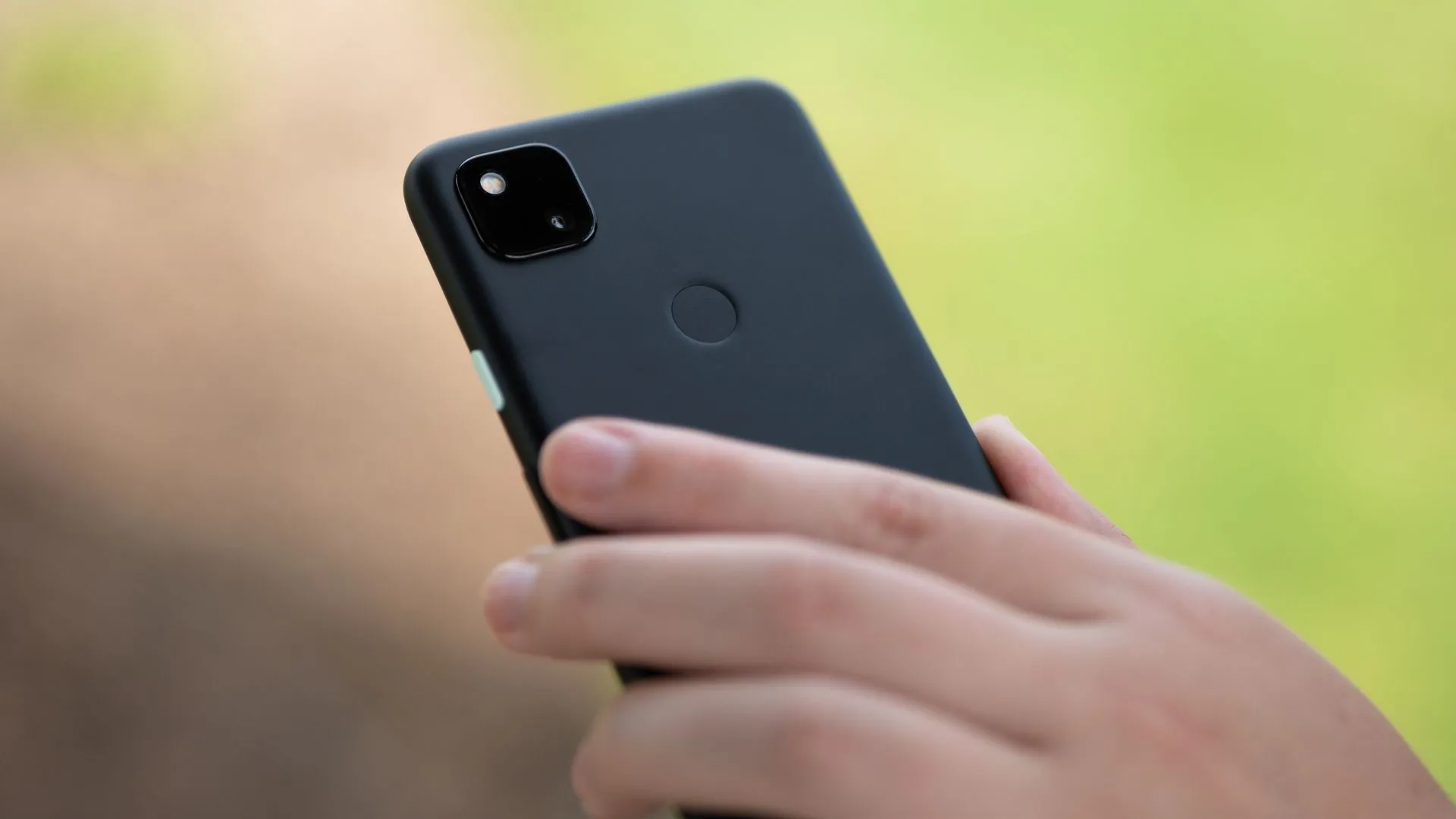 Cảm biến vân tay vật lý tiện lợi đặt ở mặt lưng của chiếc điện thoại Pixel 4a, vị trí lý tưởng cho việc mở khóa nhanh chóng và tự nhiên.