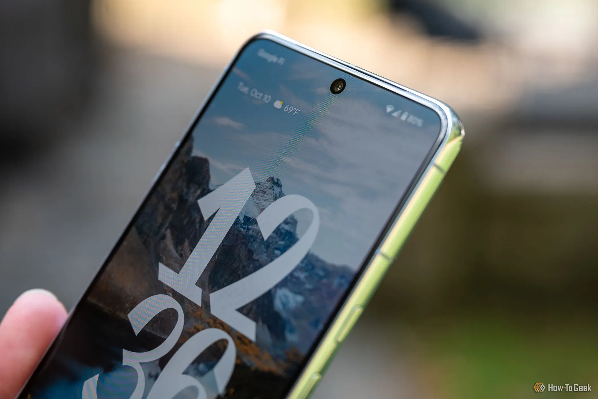 Camera selfie phía trước của Google Pixel 8 Pro, thể hiện khả năng chụp chân dung chi tiết