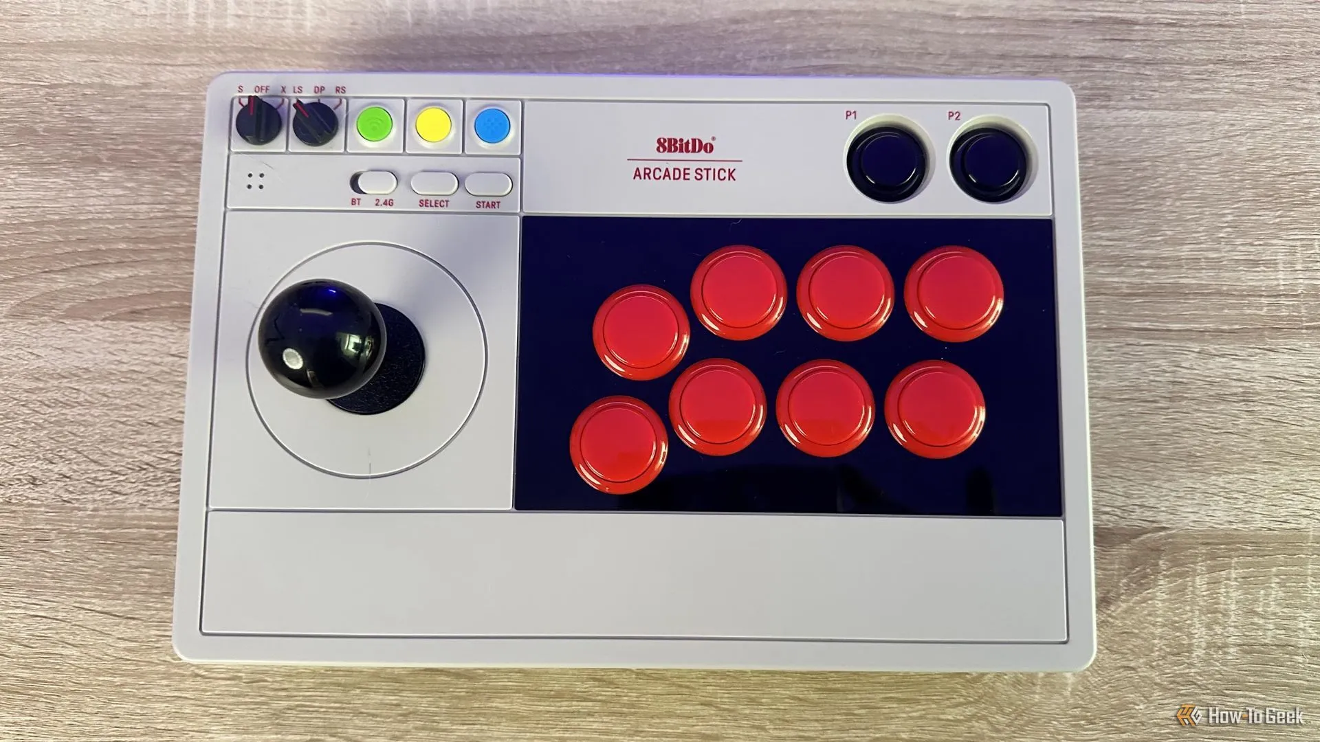 Cận cảnh các nút bấm và cần điều khiển của 8BitDo Arcade Stick hỗ trợ đa kết nối