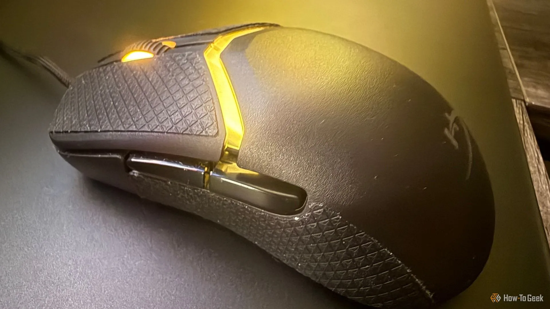 Cận cảnh các nút chuột, grip tape và con lăn của HyperX Pulsefire Saga