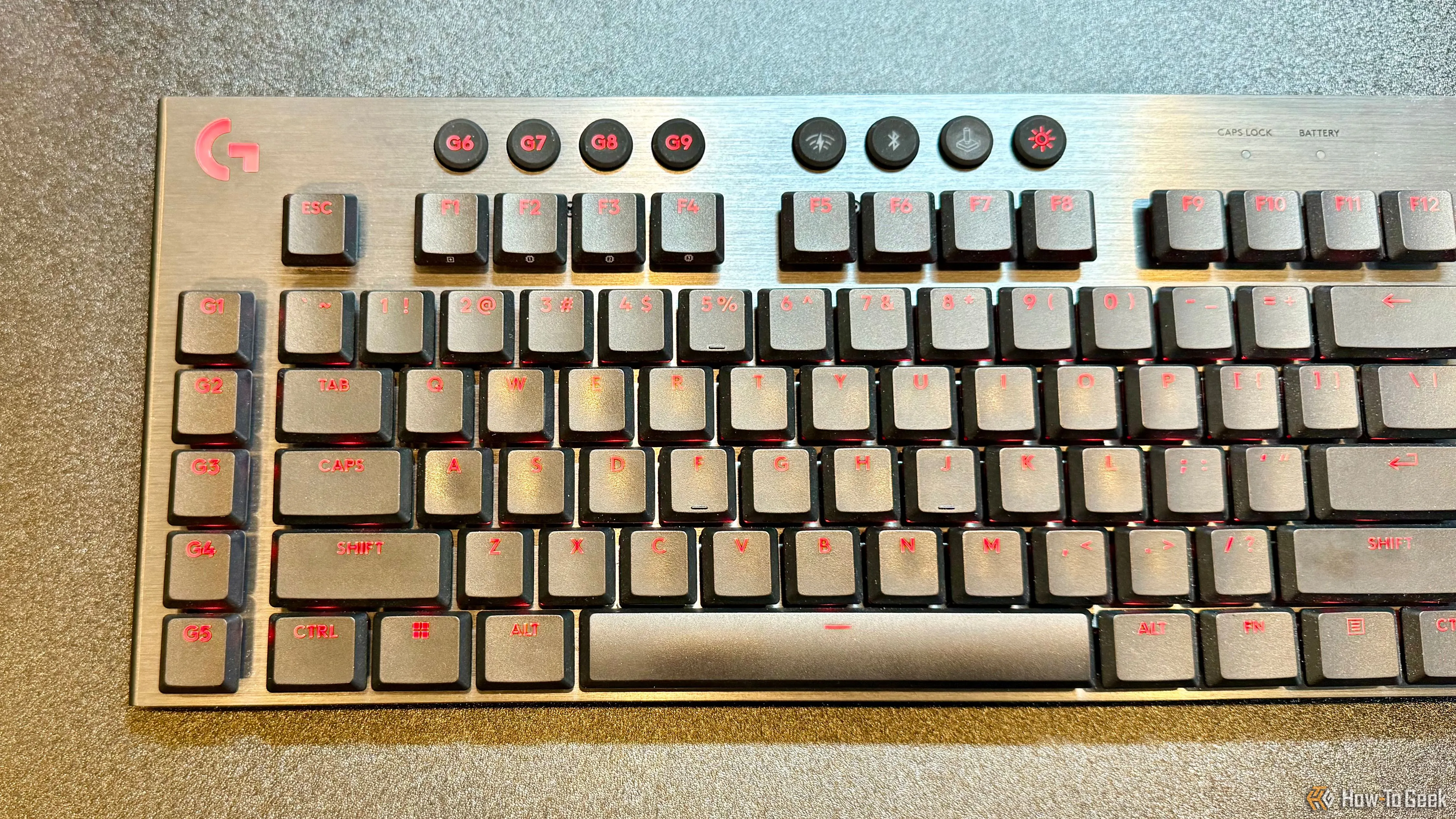 Cận cảnh cạnh trái bàn phím Logitech G915 X Lightspeed với các phím G macro