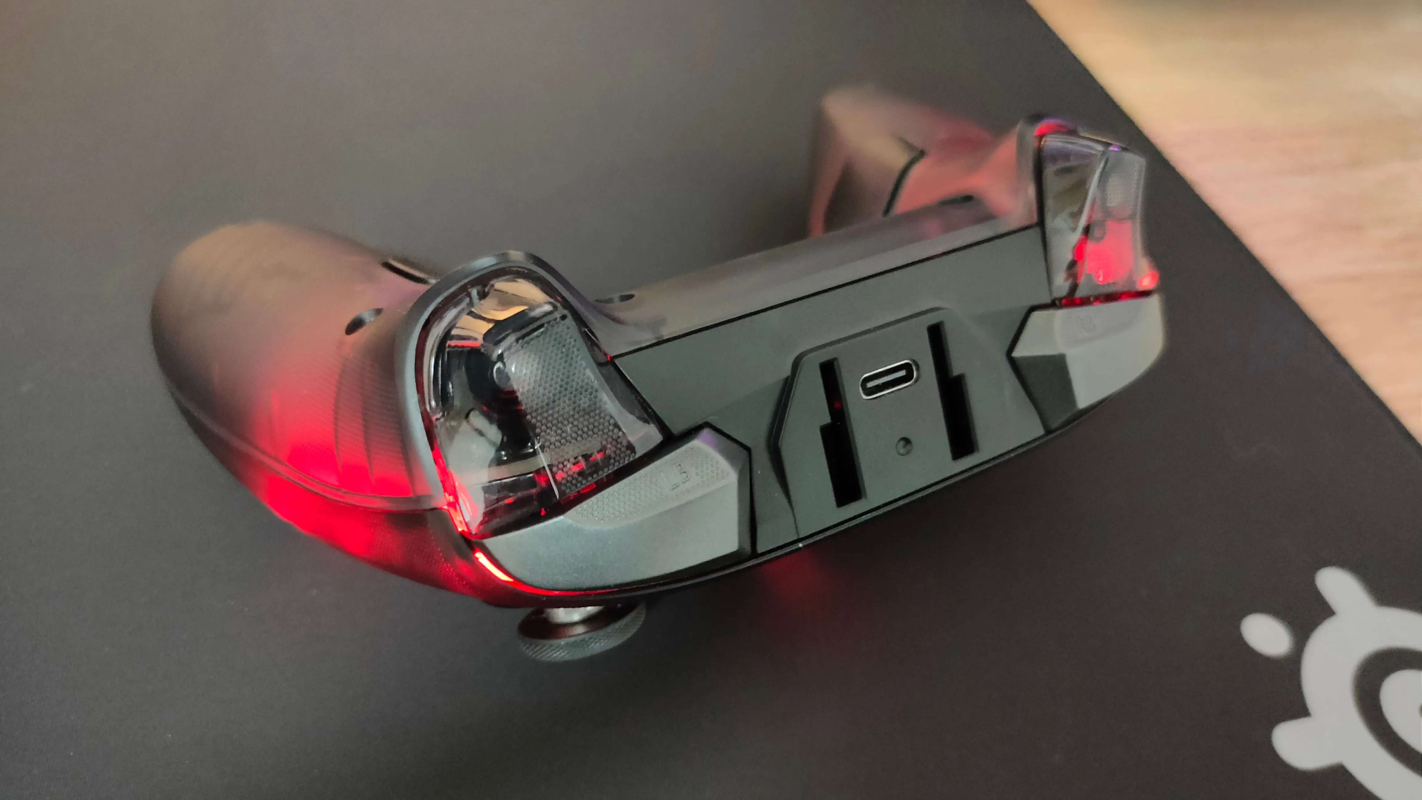 Cận cảnh cổng sạc USB-C và jack tai nghe 3.5mm trên tay cầm GameSir Cyclone 2
