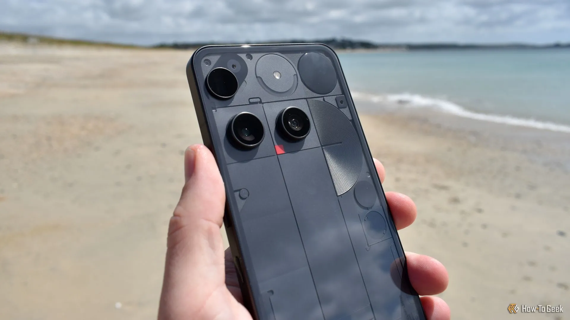Cận cảnh cụm camera Nothing Phone 3 ở mặt lưng, chụp tại bãi biển.