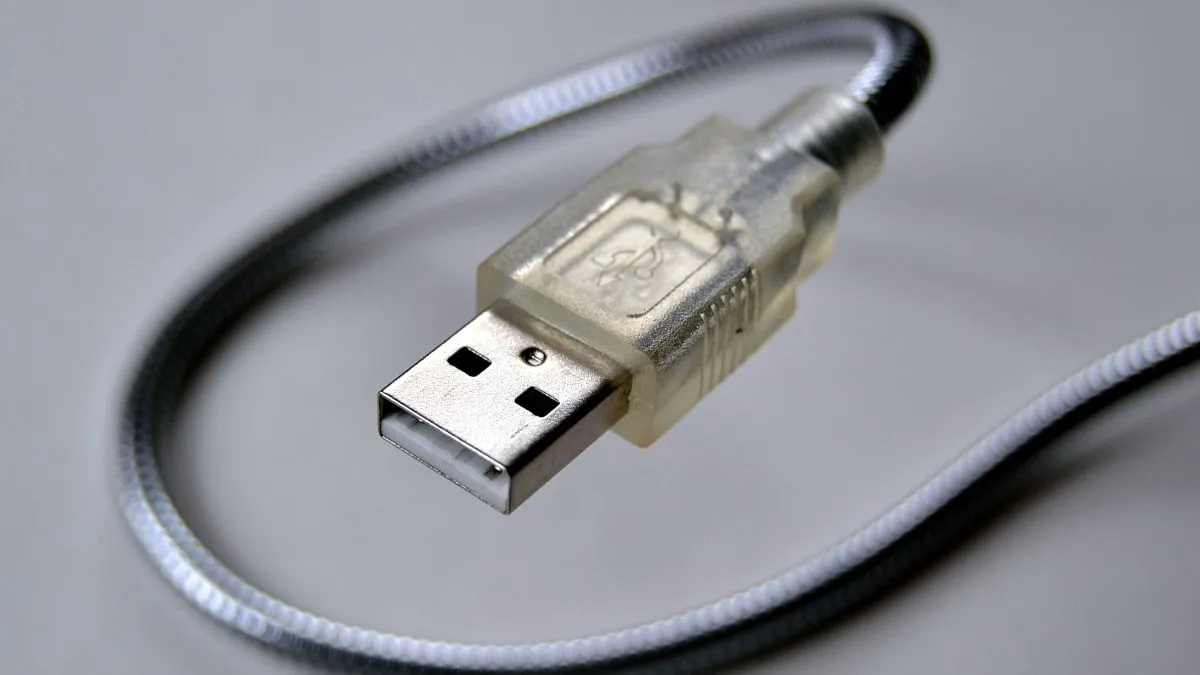 Cận cảnh đầu nối cáp USB-A với vỏ bán trong suốt, thể hiện cấu trúc kết nối USB