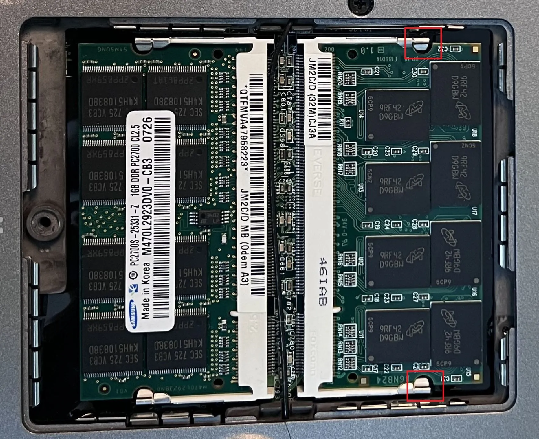 Cận cảnh khe cắm và thanh RAM bên trong một laptop Dell