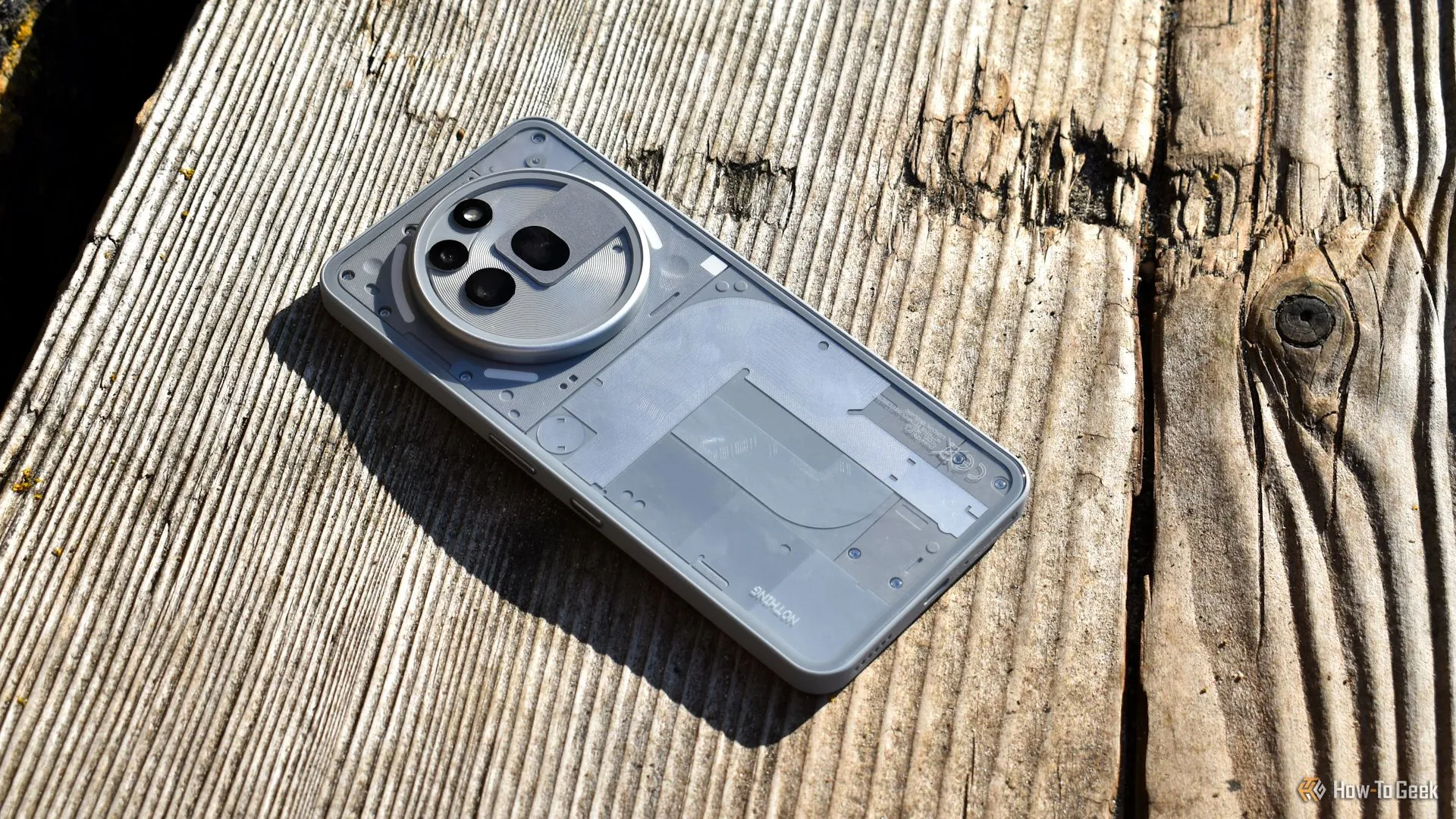 Cận cảnh mặt lưng của Nothing Phone 3a Pro từ trên xuống, nhấn mạnh các chi tiết thiết kế và lớp vỏ bán trong suốt.