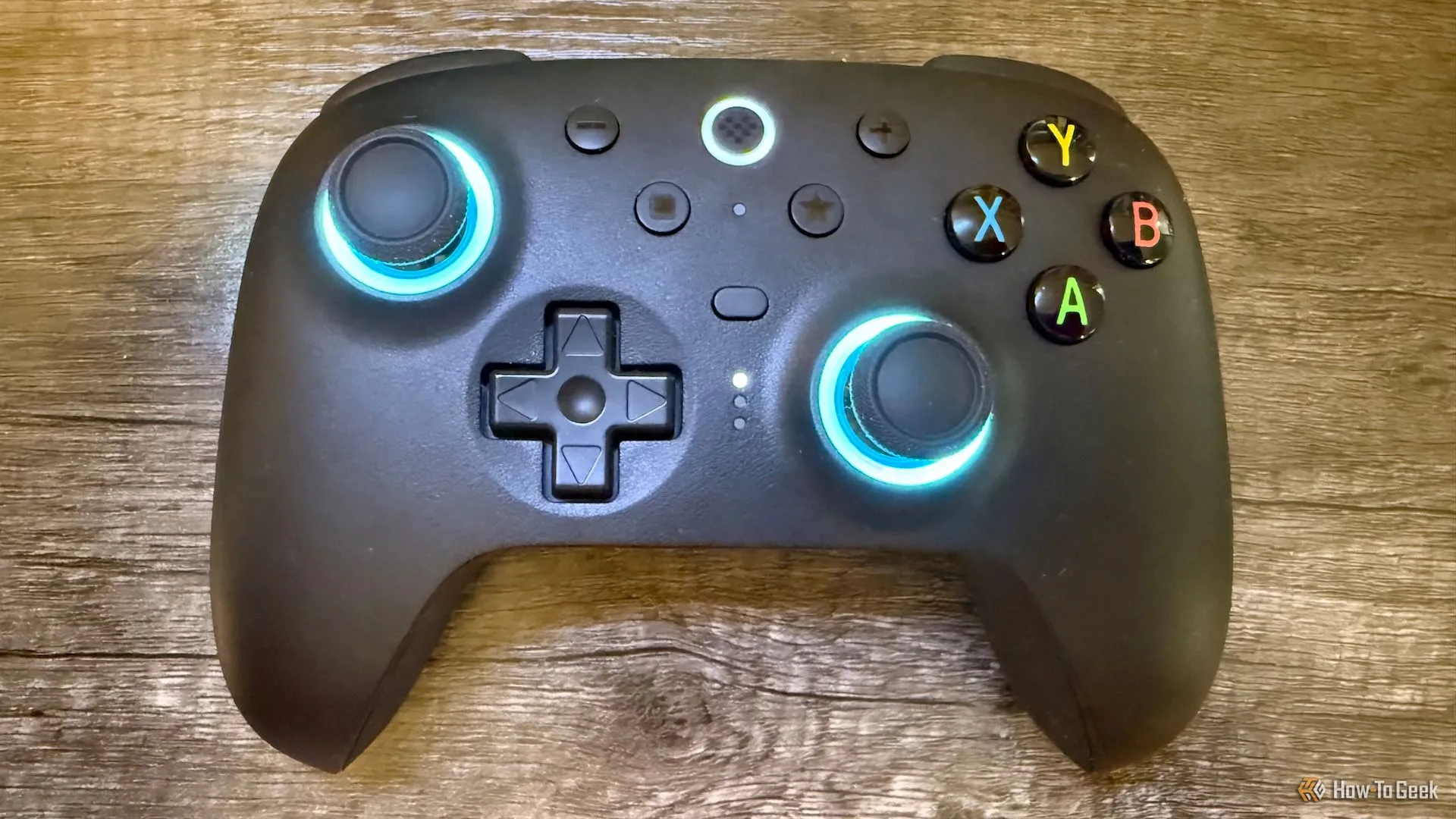Cận cảnh mặt trên của tay cầm 8BitDo Ultimate 2 Wireless, thể hiện D-pad và các nút bấm