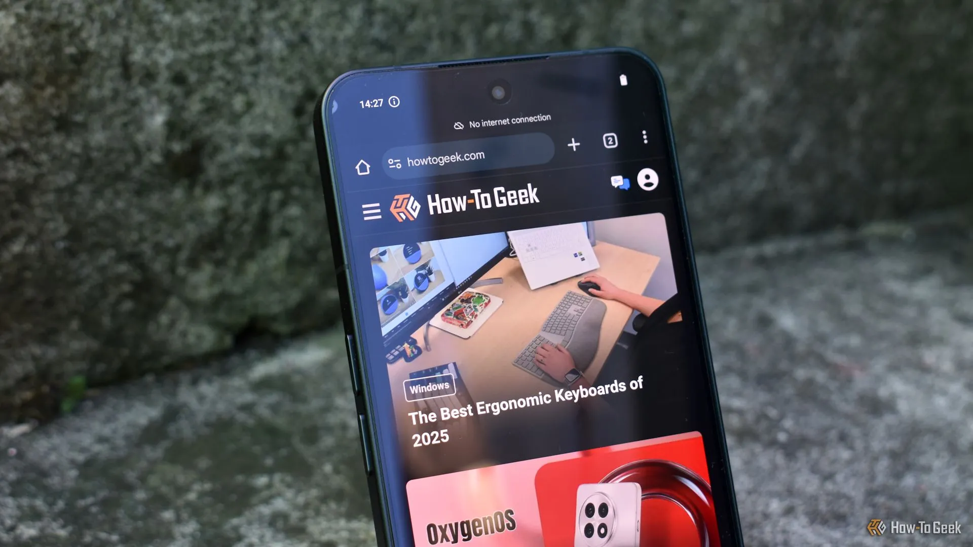 Cận cảnh Nothing Phone 3 đặt trên giá đỡ ngoài trời, tập trung vào màn hình.
