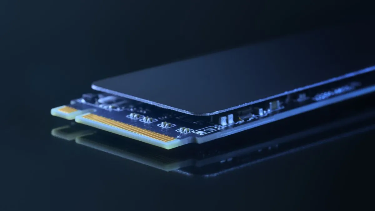 Cận cảnh ổ đĩa SSD M.2 tập trung vào giao diện kết nối.