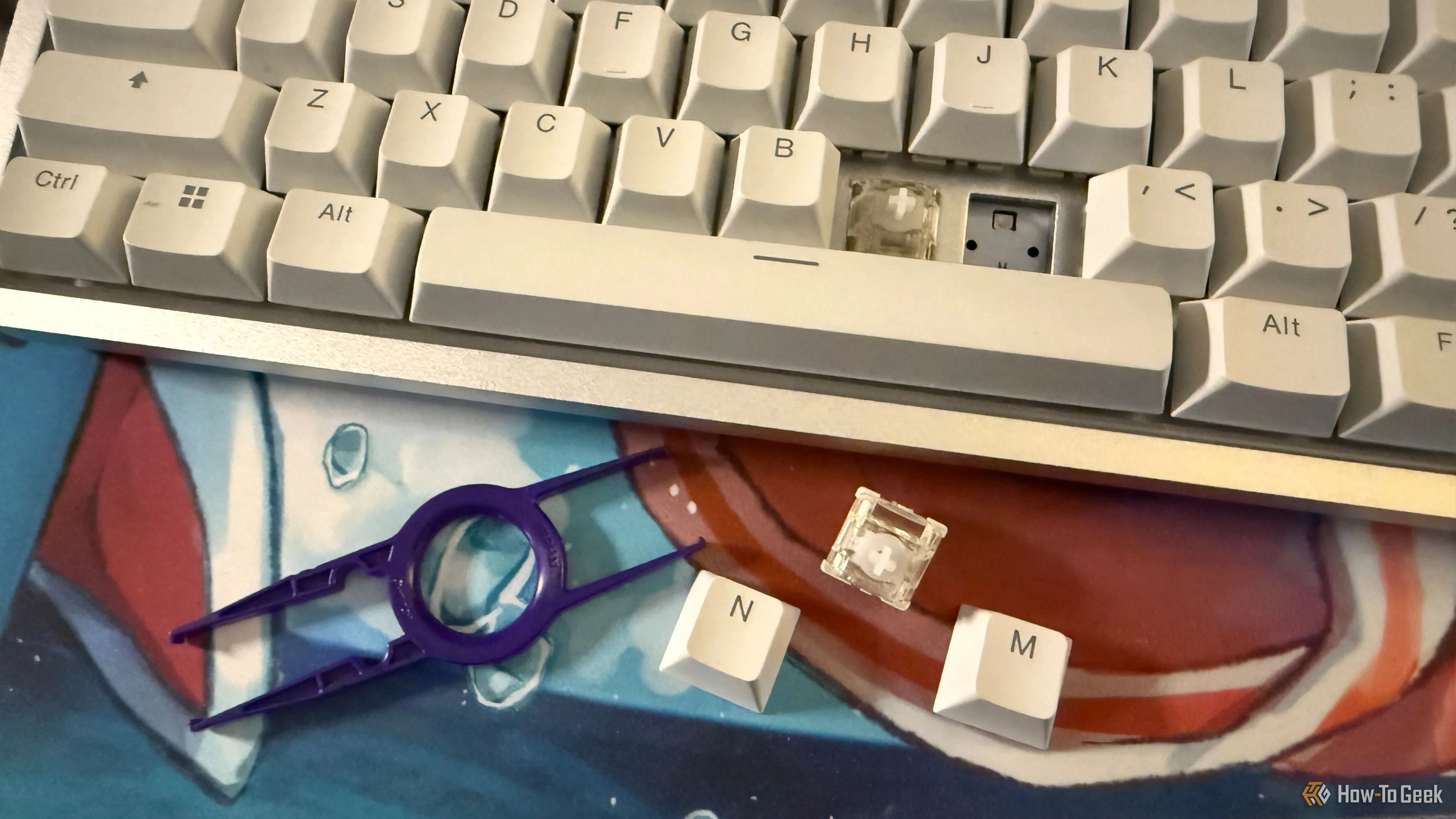 Cận cảnh switch từ tính và keycap của bàn phím NZXT Function Elite MiniTKL cùng dụng cụ tháo