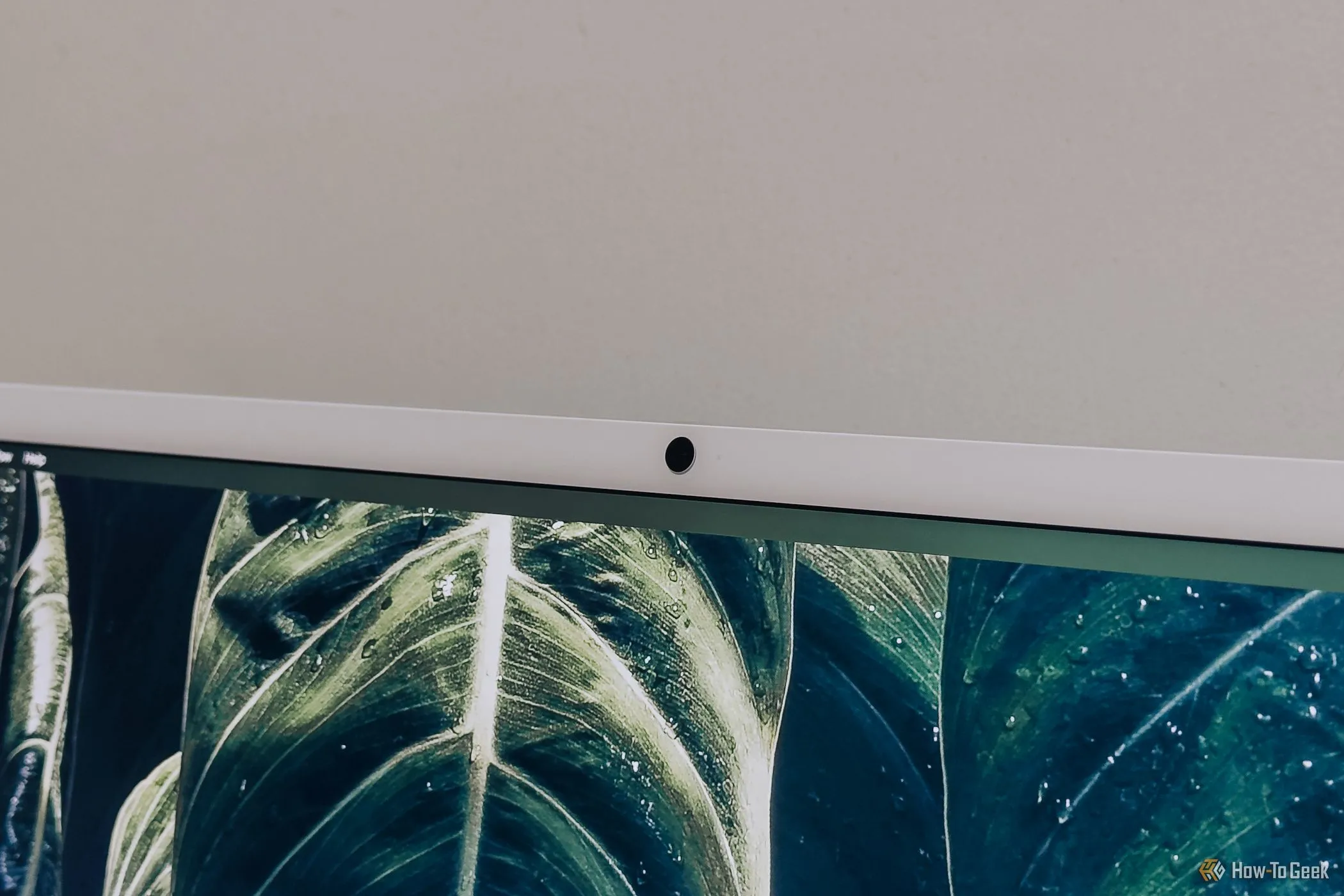 Cận cảnh webcam tích hợp trên iMac M4 màu xanh, tiện lợi cho các cuộc gọi video.