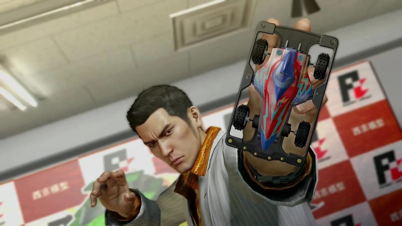 Cảnh đua xe Pocket Circuit với các xe mô hình RC trên đường đua, minigame tùy chỉnh xe trong Yakuza 0