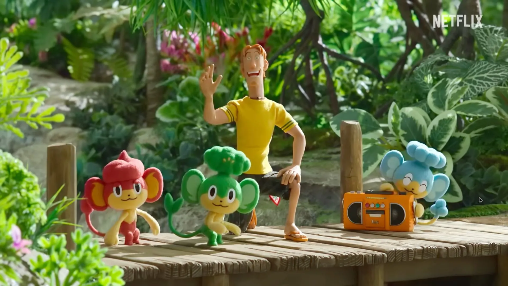 Cảnh hoạt hình stop-motion từ &quot;Pokémon Concierge&quot;, với các nhân vật Pokémon và một người đàn ông mặc áo vàng, hiện miễn phí trên YouTube.