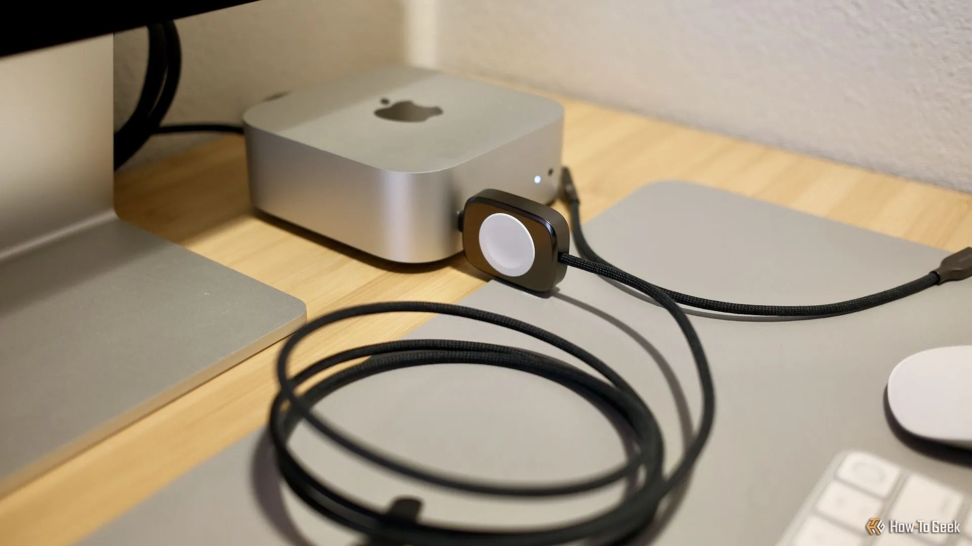 Cáp sạc đa năng Nomad Universal Cable đang sạc cho Mac mini M4, minh họa khả năng tương thích