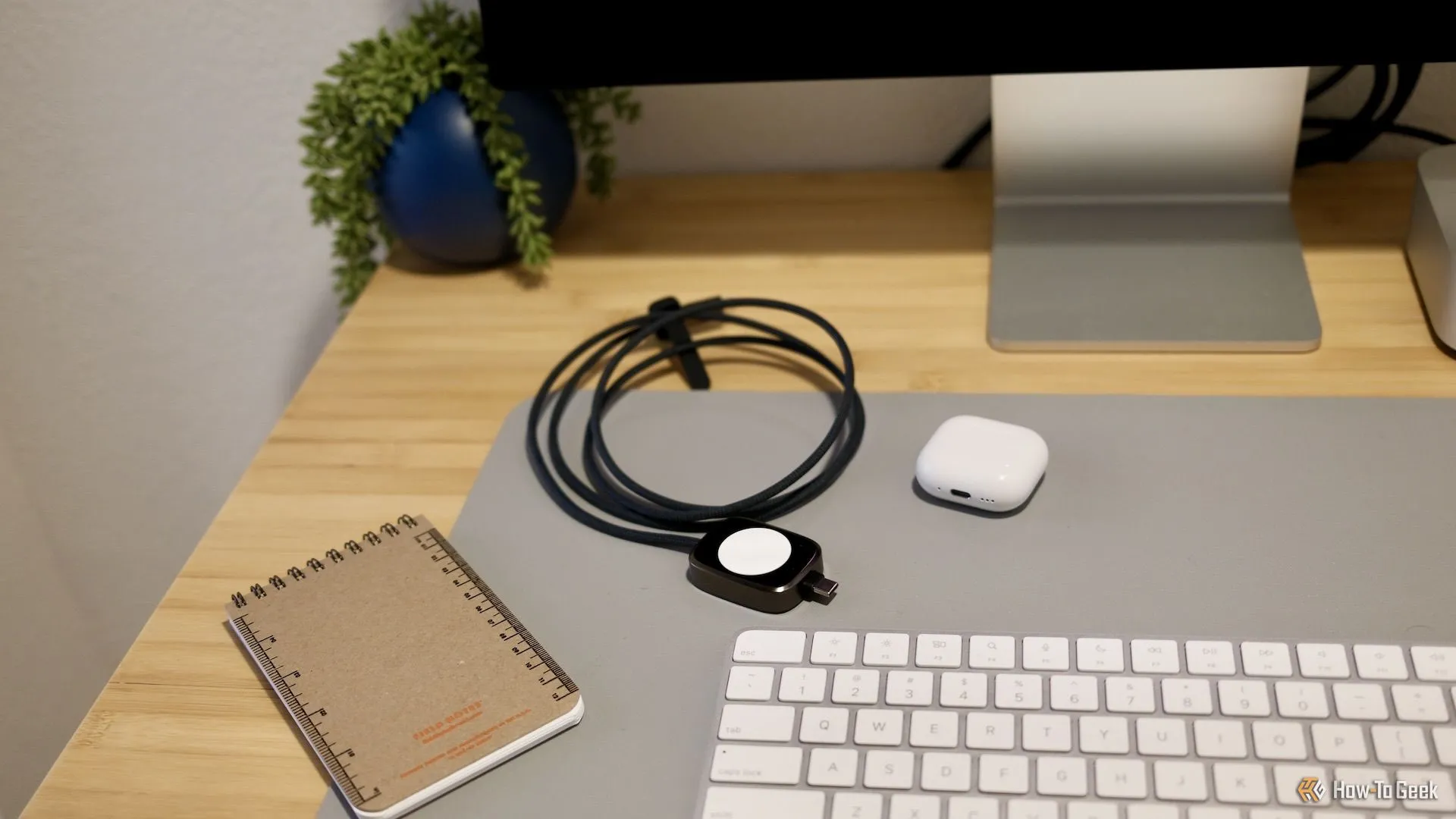 Cáp sạc Nomad kết hợp cho Apple Watch và thiết bị USB-C trên bàn, nhấn mạnh tính thẩm mỹ và tiện dụng