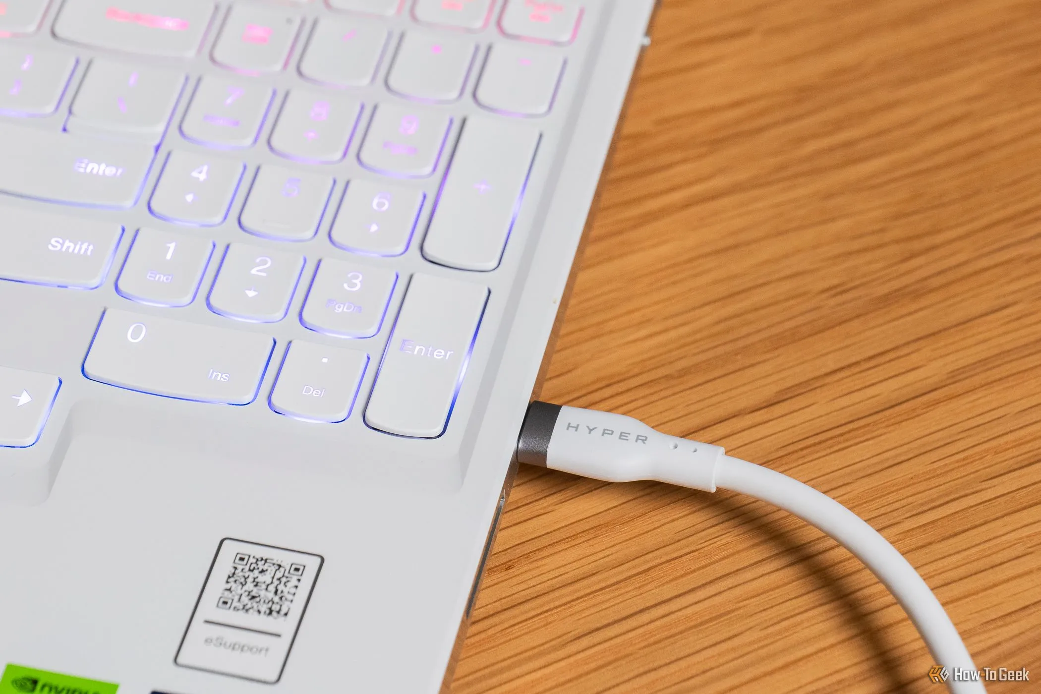 Cáp USB-C HyperJuice 240W được cắm vào laptop, minh họa khả năng truyền dữ liệu và cấp nguồn qua USB-C