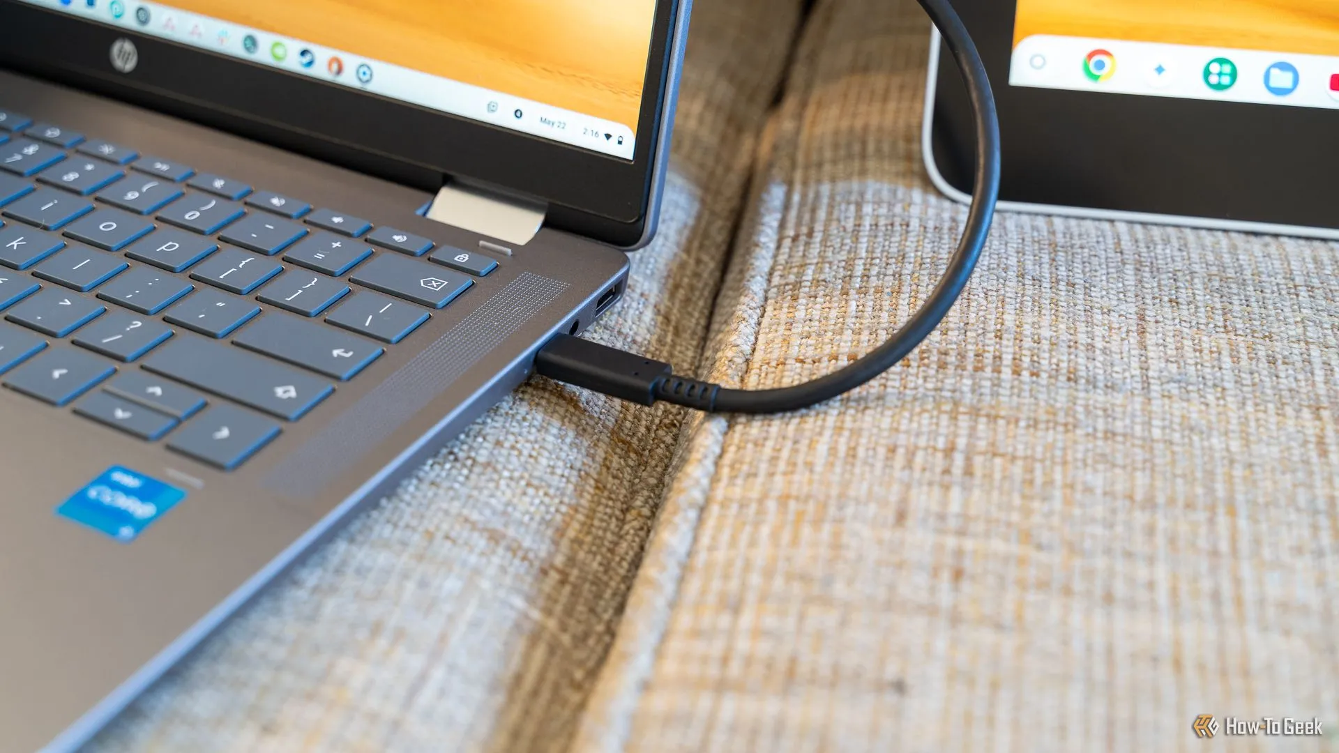 Cáp USB-C kết nối giữa Chromebook và bảng vẽ Wacom.