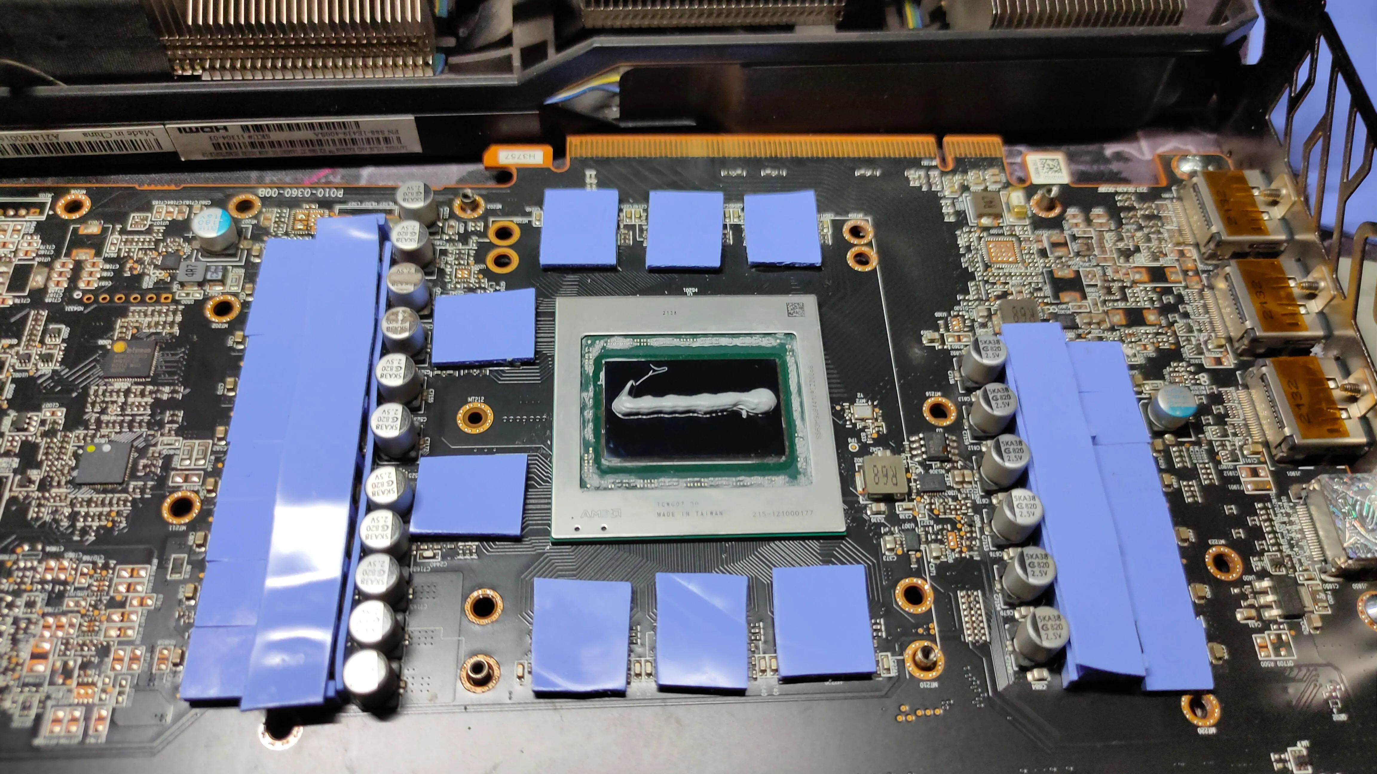 Card đồ họa AMD RX 6800 XT đã được thay keo tản nhiệt và thermal pad mới để cải thiện hiệu suất