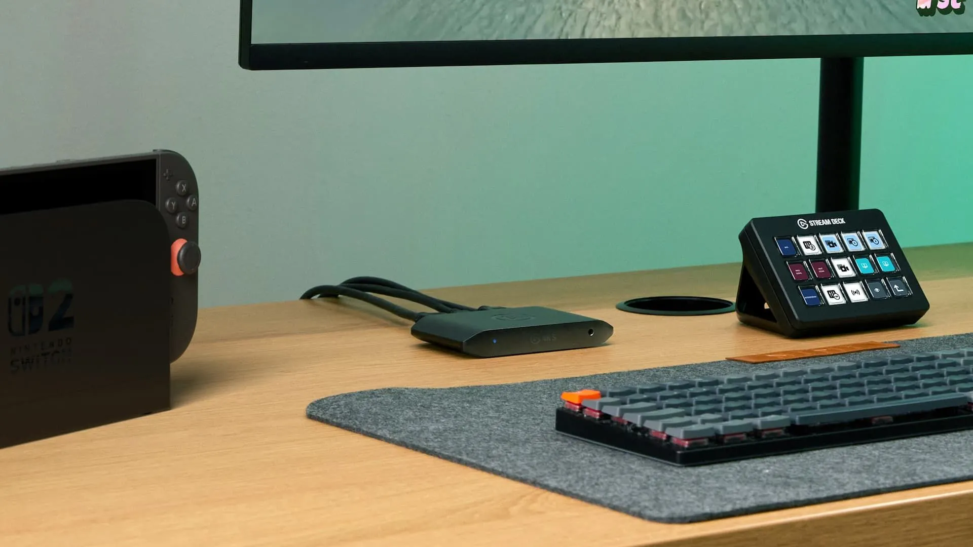 Card thu hình Elgato Game Capture 4K S trên bàn làm việc