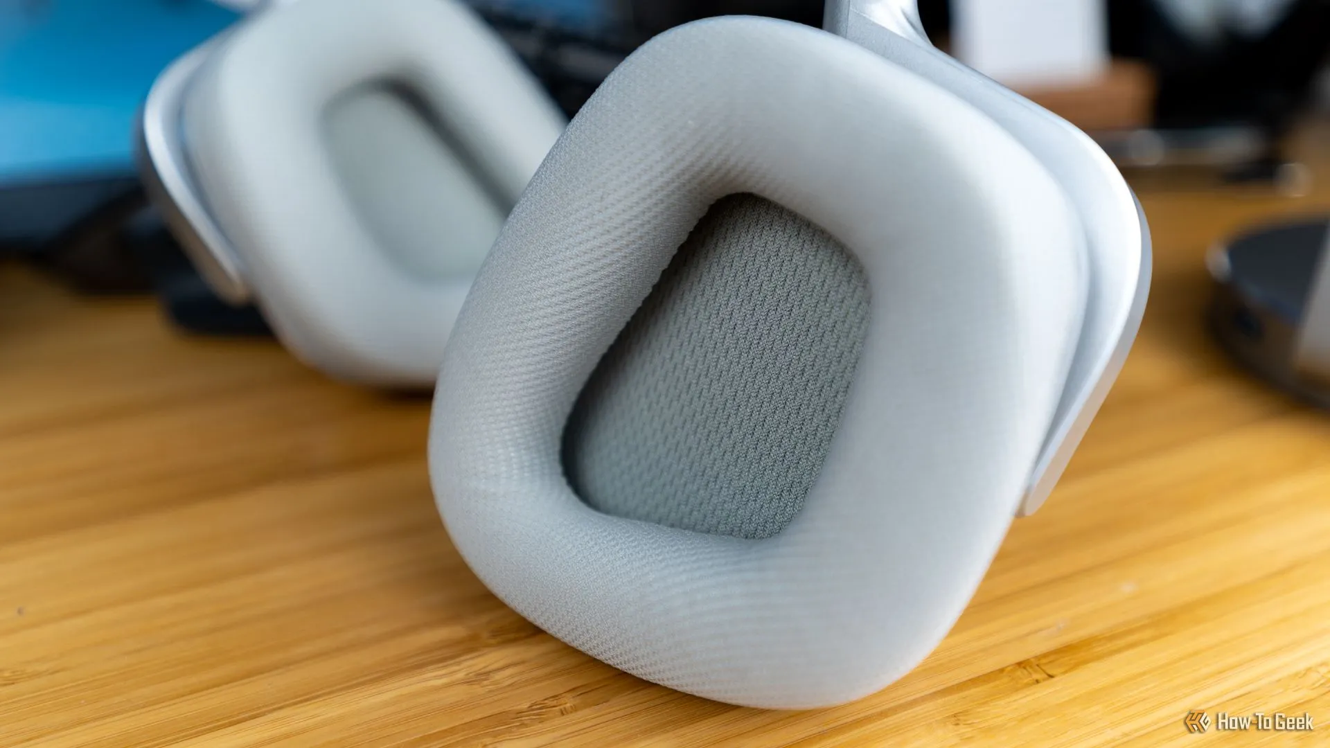 Chi tiết chụp tai êm ái của tai nghe Corsair Void Wireless V2, tối ưu cho game thủ đeo kính