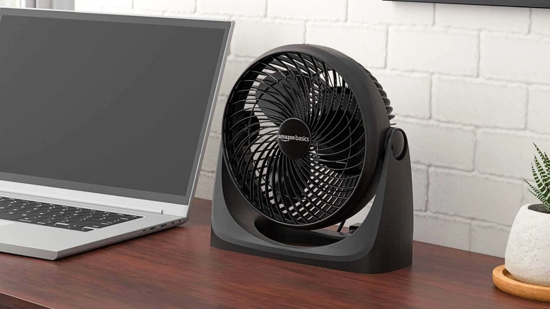 Chiếc quạt bàn Amazon Basics Air Circulator nhỏ gọn với ba tốc độ, đảm bảo luồng không khí tùy chỉnh và tiết kiệm năng lượng.