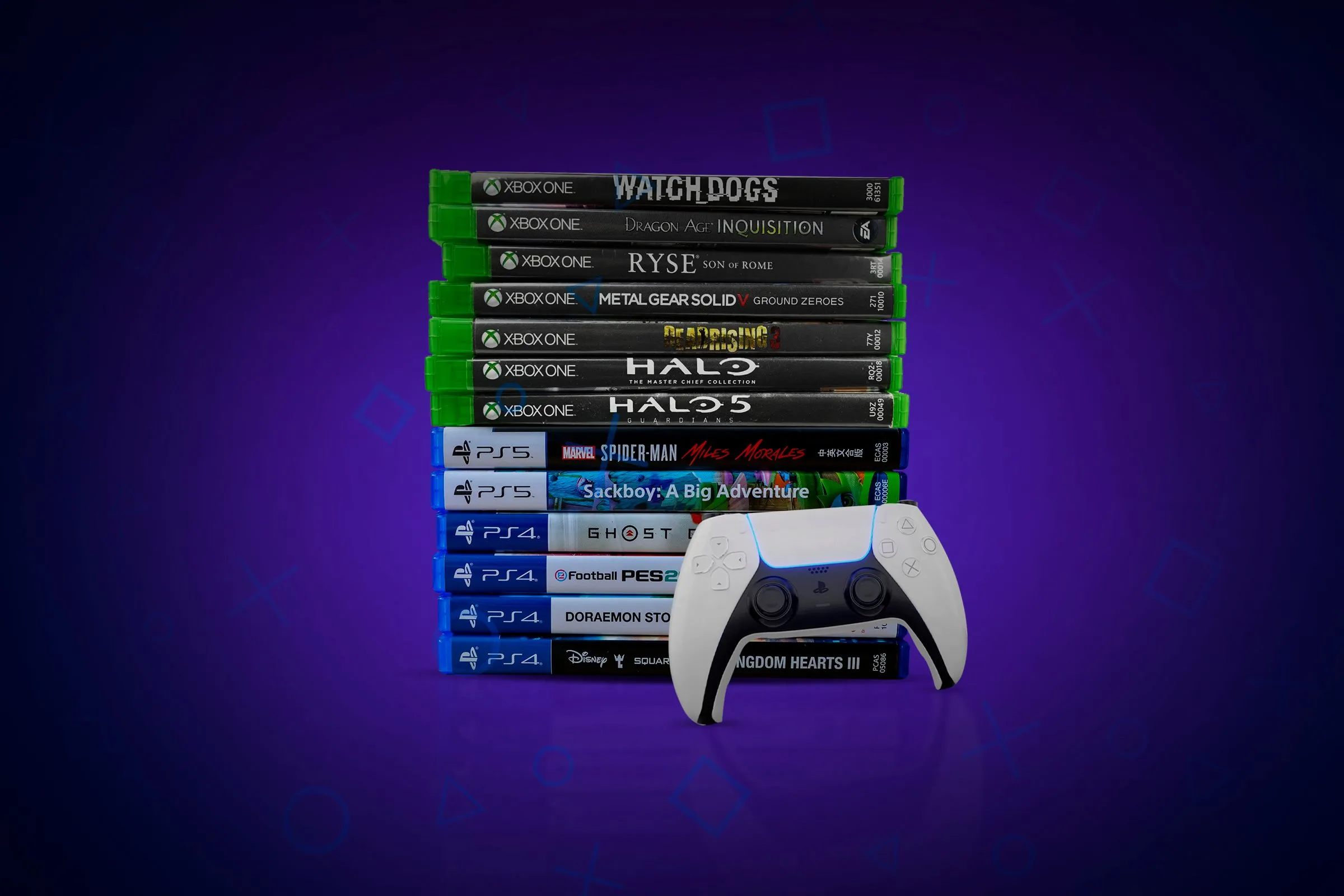 Chồng đĩa game Xbox và PlayStation cùng tay cầm PS5, tượng trưng cho thư viện game lớn