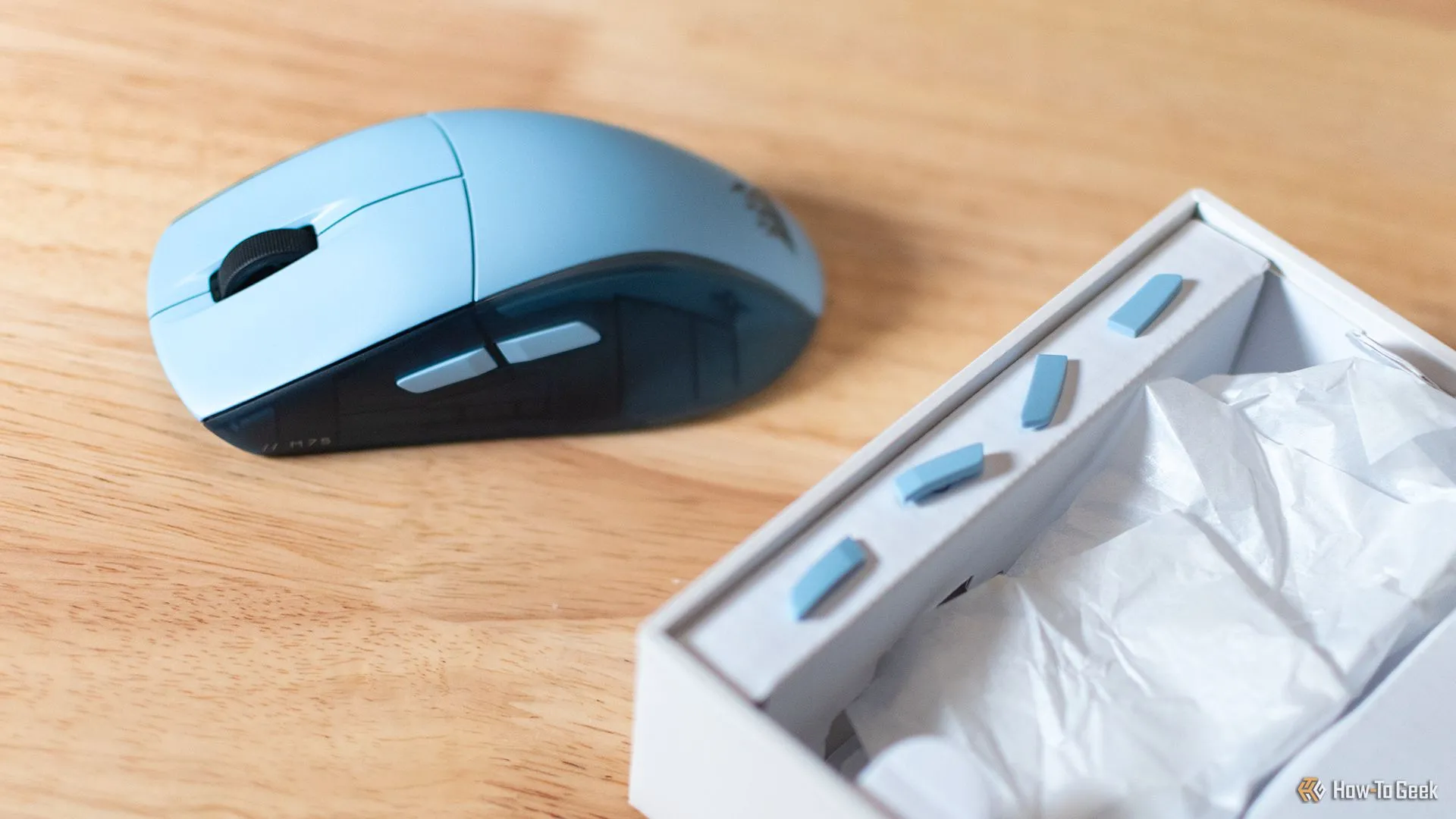 Chuột gaming Corsair M75 Wireless trong bộ thiết lập cùng bàn phím cơ Corsair M65