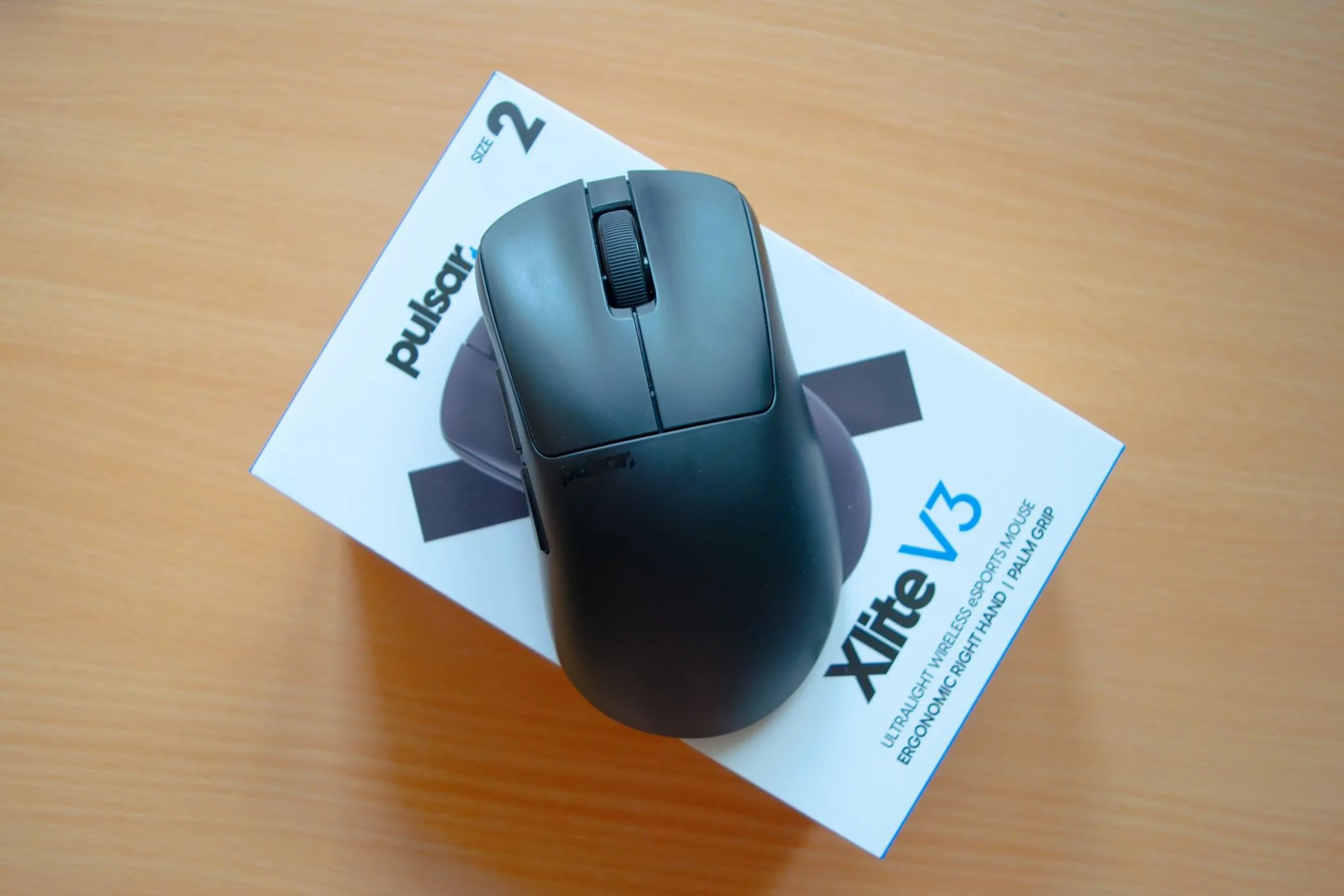 Chuột gaming siêu nhẹ Pulsar Xlite V3 màu đen đặt trên hộp sản phẩm