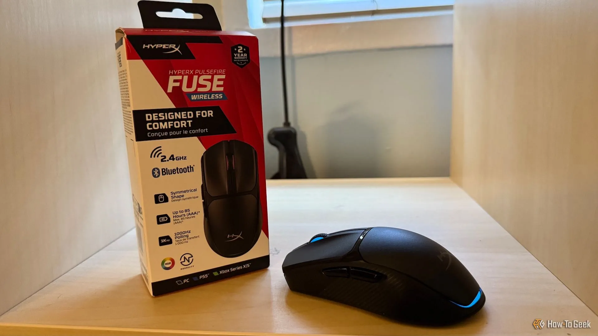 Chuột HyperX Pulsefire Fure và hộp đựng của nó, minh họa sản phẩm đóng gói