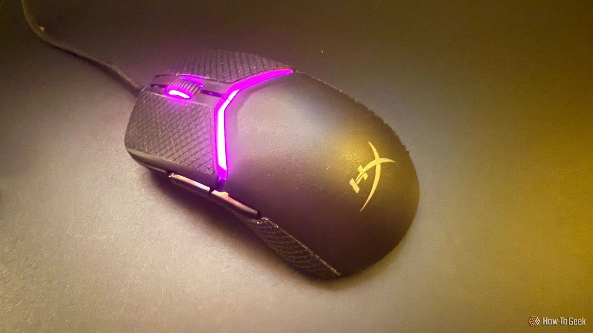 Chuột HyperX Pulsefire Saga trên bàn di chuột thủy tinh từ góc nhìn trên cao