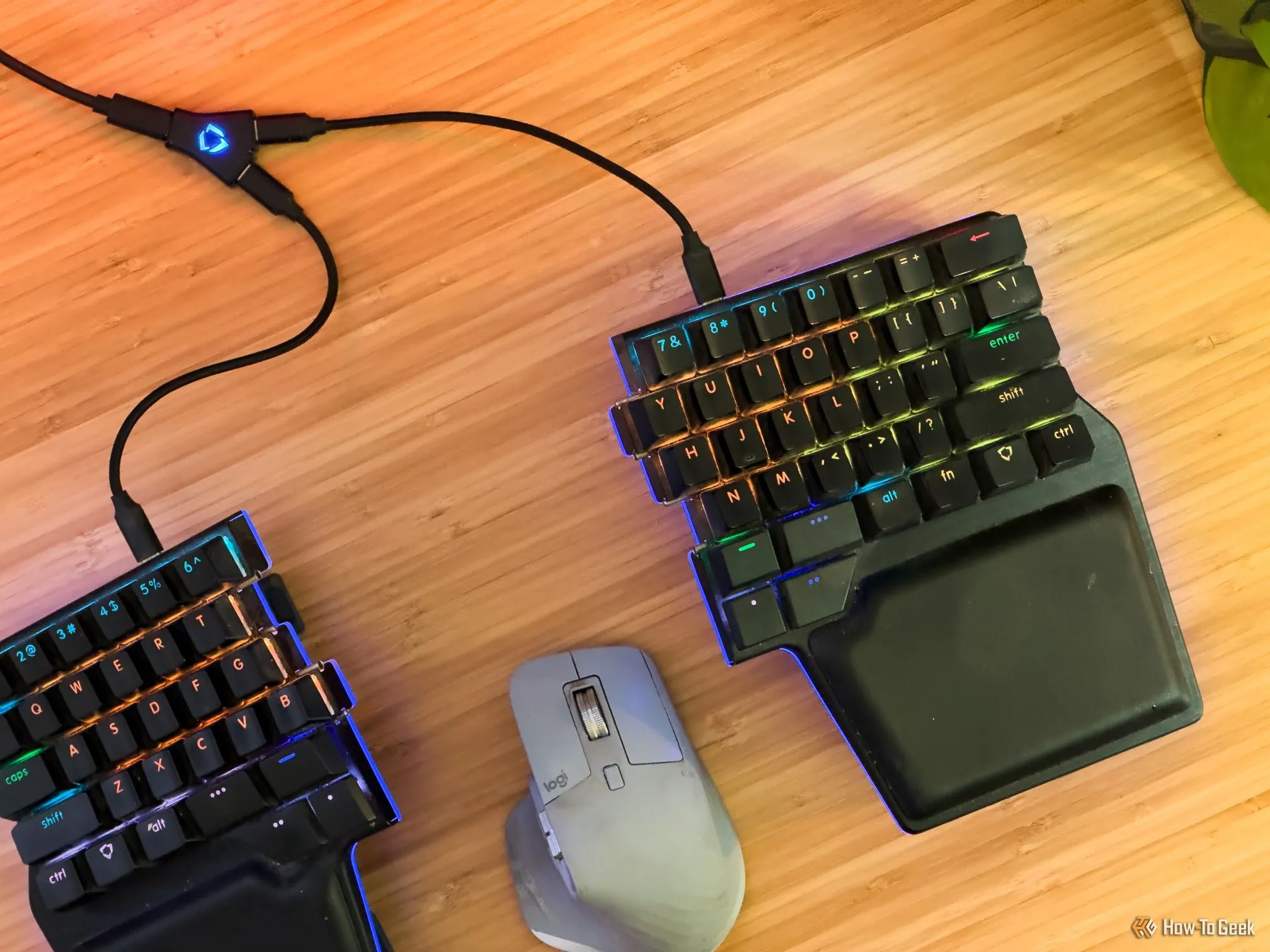 Chuột Logitech MX Master 3 nằm giữa bàn phím cơ Dygma Raise Split