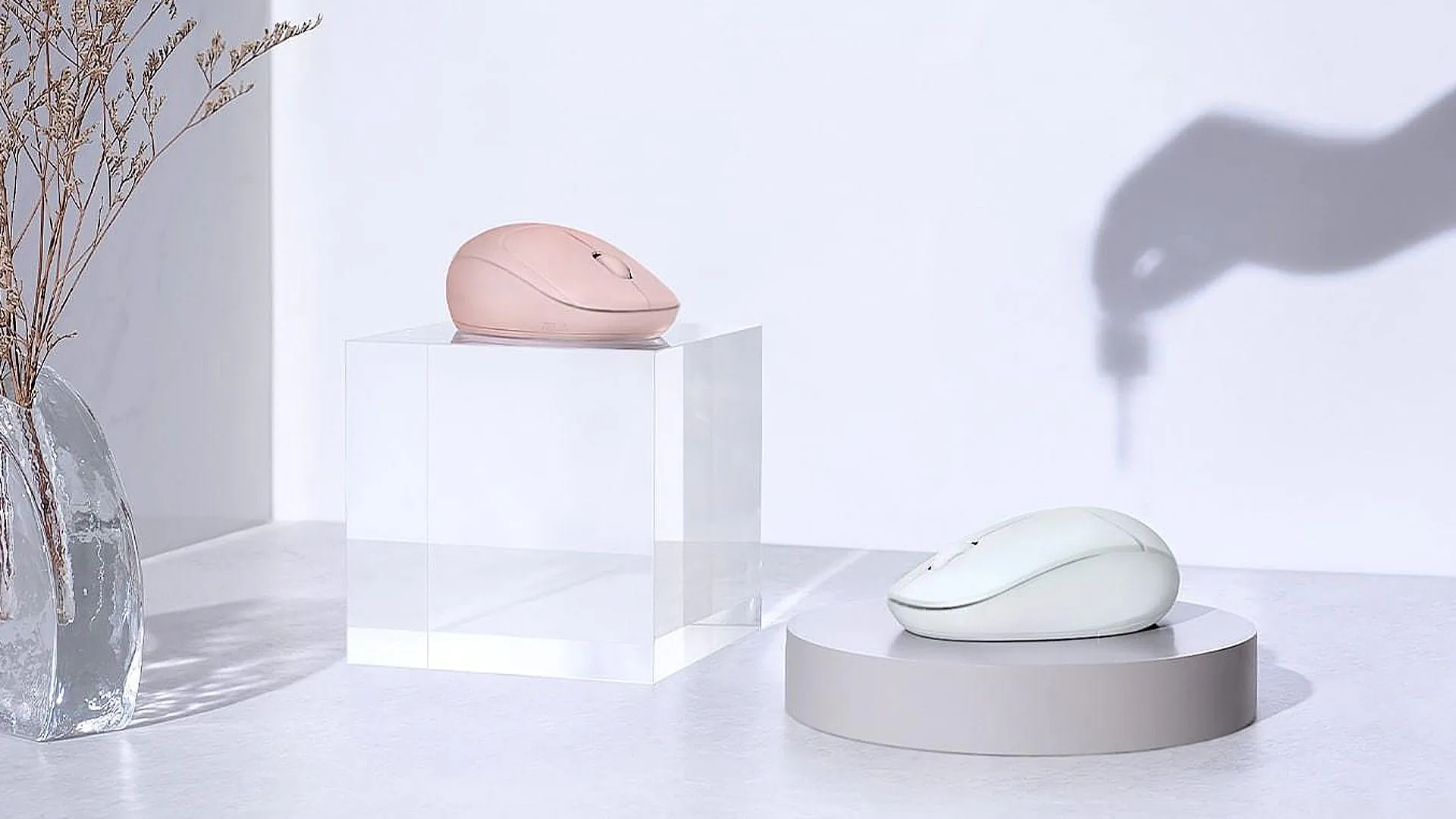 Chuột máy tính ASUS Fragrance Mouse MD101 màu đen với thiết kế độc đáo, tích hợp tính năng khuếch tán tinh dầu.