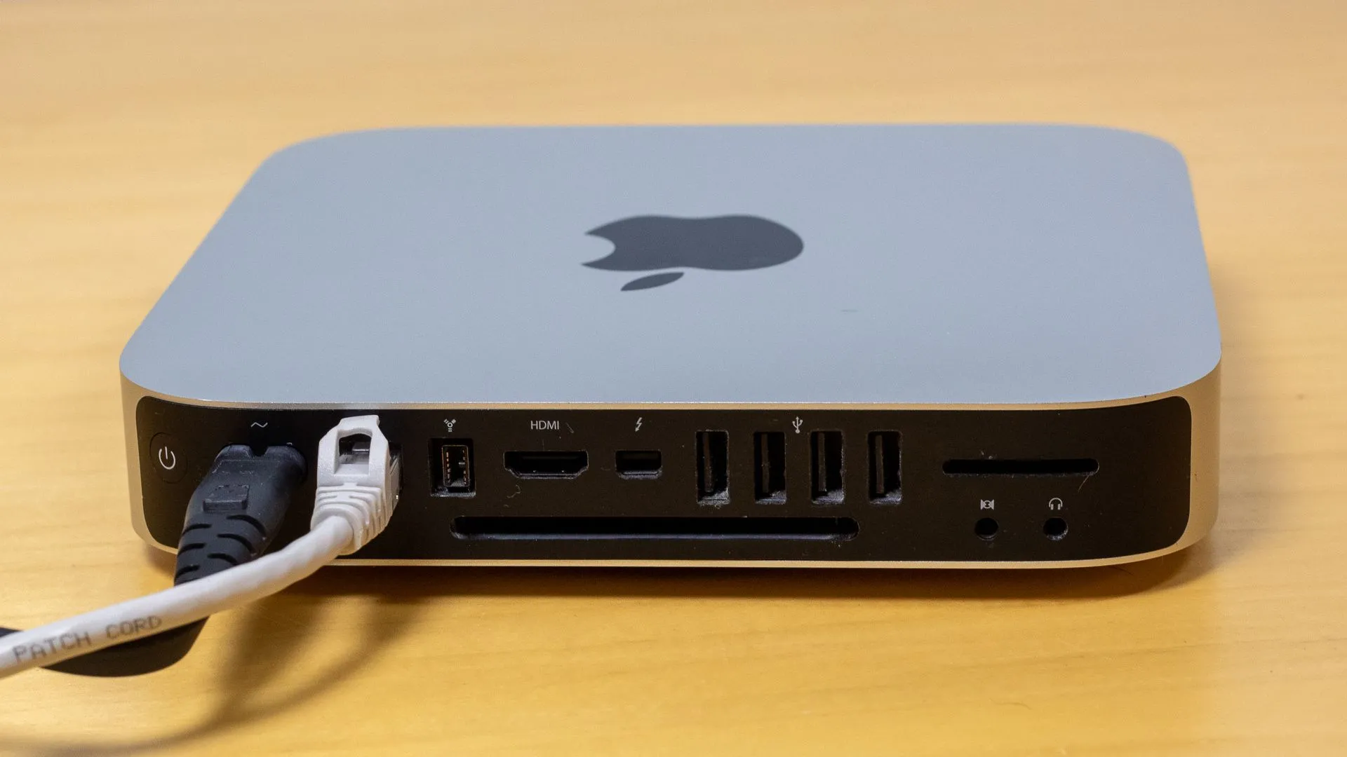 Cổng Ethernet và cáp nguồn được cắm vào Mac mini