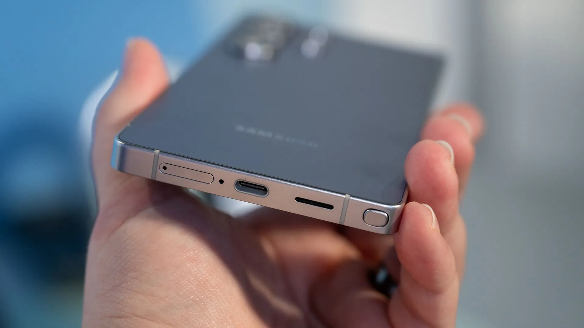 Cổng sạc USB-C trên Samsung Galaxy S25 Ultra, minh họa khả năng kết nối và sạc của thiết bị.