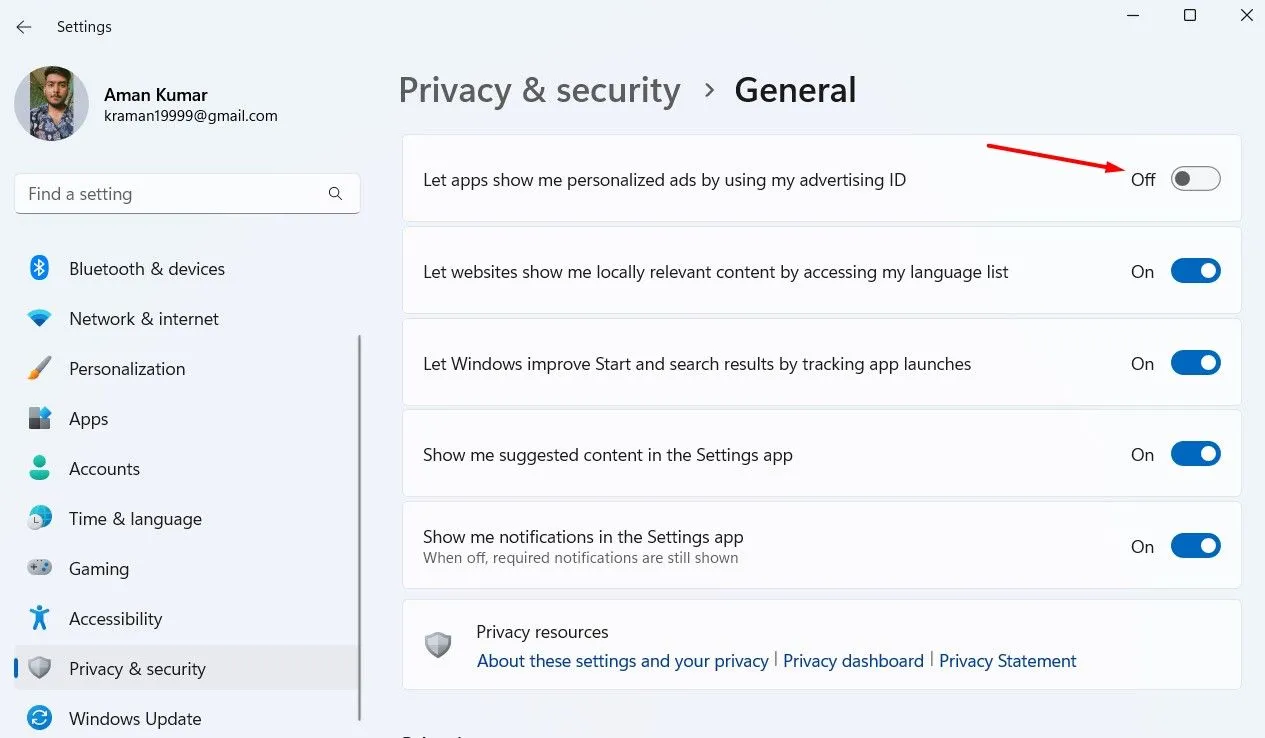 Công tắc &quot;Let apps show me personalized ads by using my advertising ID&quot; trong cài đặt quyền riêng tư của Windows 11.
