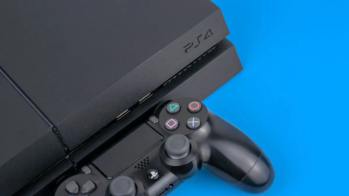 Console PlayStation 4 và tay cầm DualShock trên nền xanh