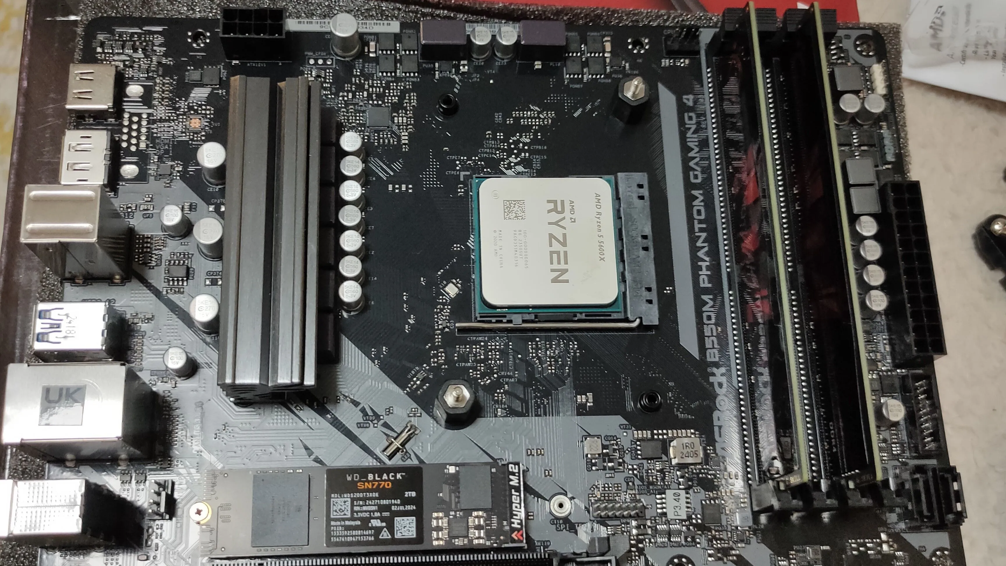 CPU Ryzen 5 5600X trên bo mạch chủ B550M cùng RAM DDR4 và SSD NVMe