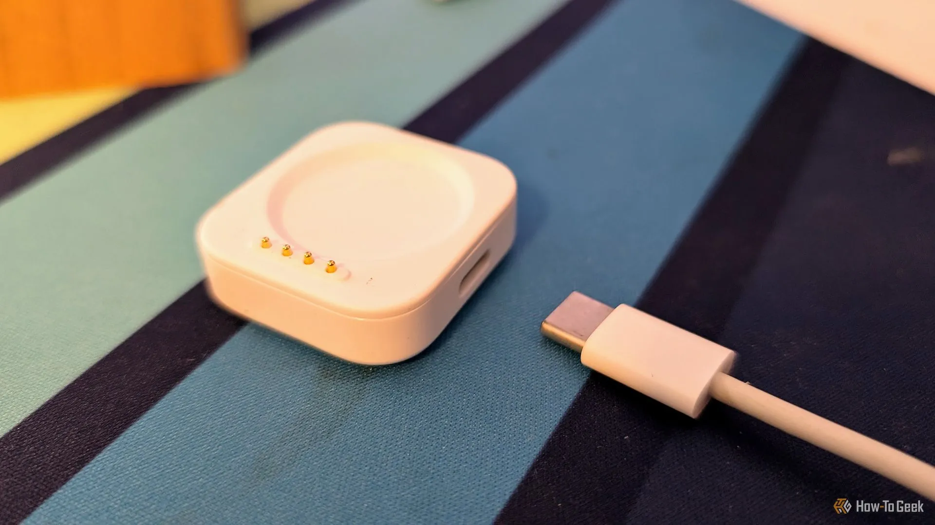 Củ sạc nam châm nhỏ gọn với cổng USB-C của OnePlus Watch 3, tiện lợi cho việc di chuyển.