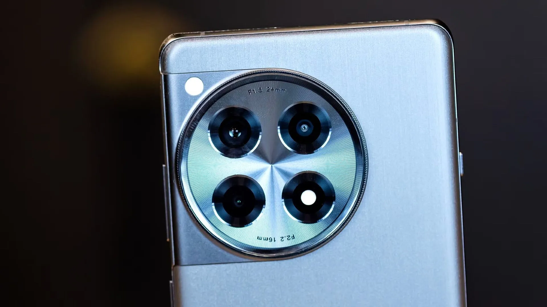 Cụm camera của điện thoại OnePlus 12R, liên quan đến thông báo giảm giá vĩnh viễn của mẫu smartphone này.