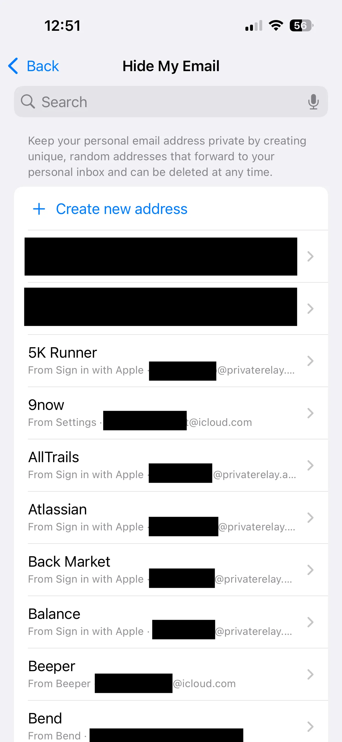Danh sách các địa chỉ Hide My Email trong cài đặt iCloud trên iPhone, hiển thị các tài khoản và địa chỉ email đã tạo.