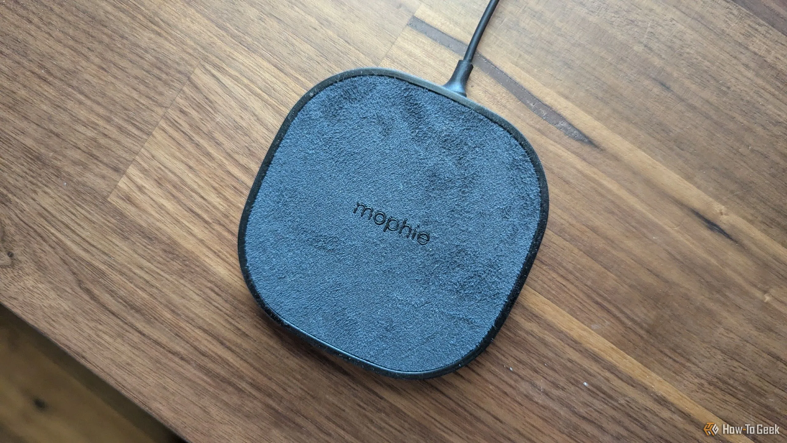 Đế sạc không dây Mophie nhỏ gọn, phù hợp đặt ở nhiều vị trí trong nhà để sạc thiết bị di động