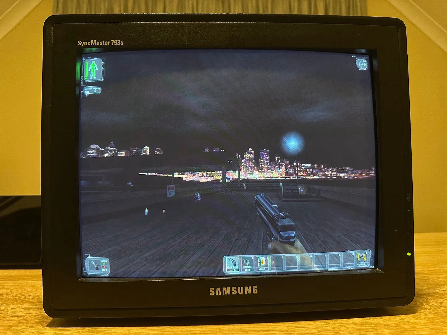 Deus Ex với giao diện điều khiển và thế giới cyberpunk u ám trên màn hình CRT