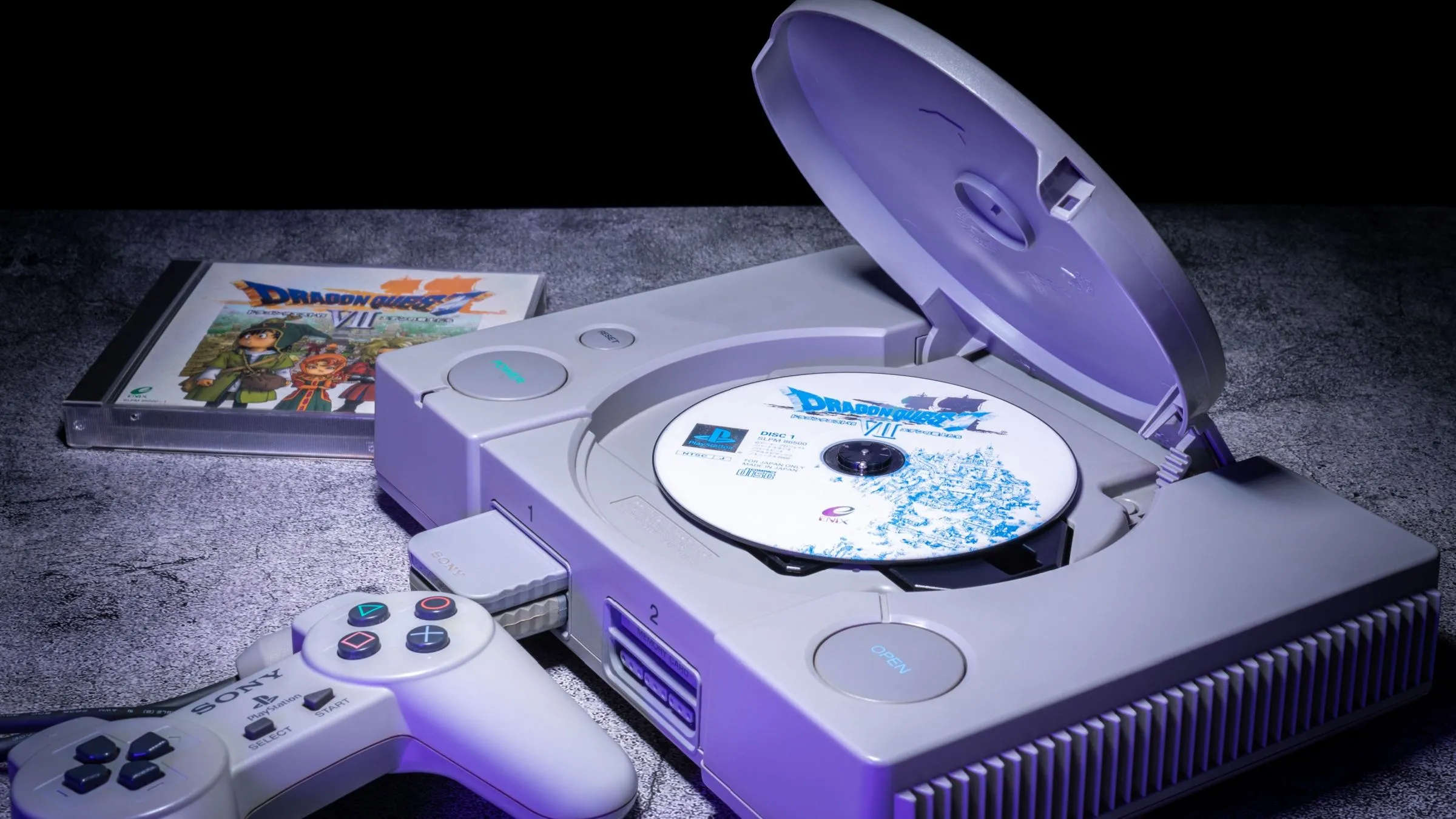 Đĩa game Dragon Quest VII trong khe đĩa của console PlayStation 1